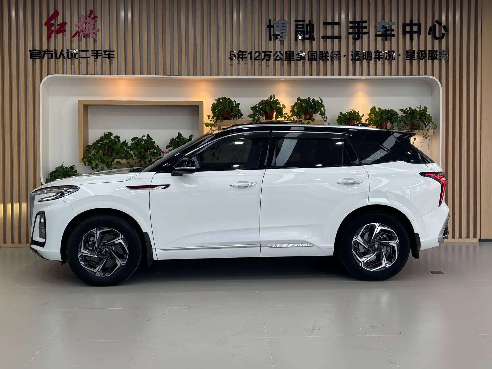 Hongqi HS3  из Китая