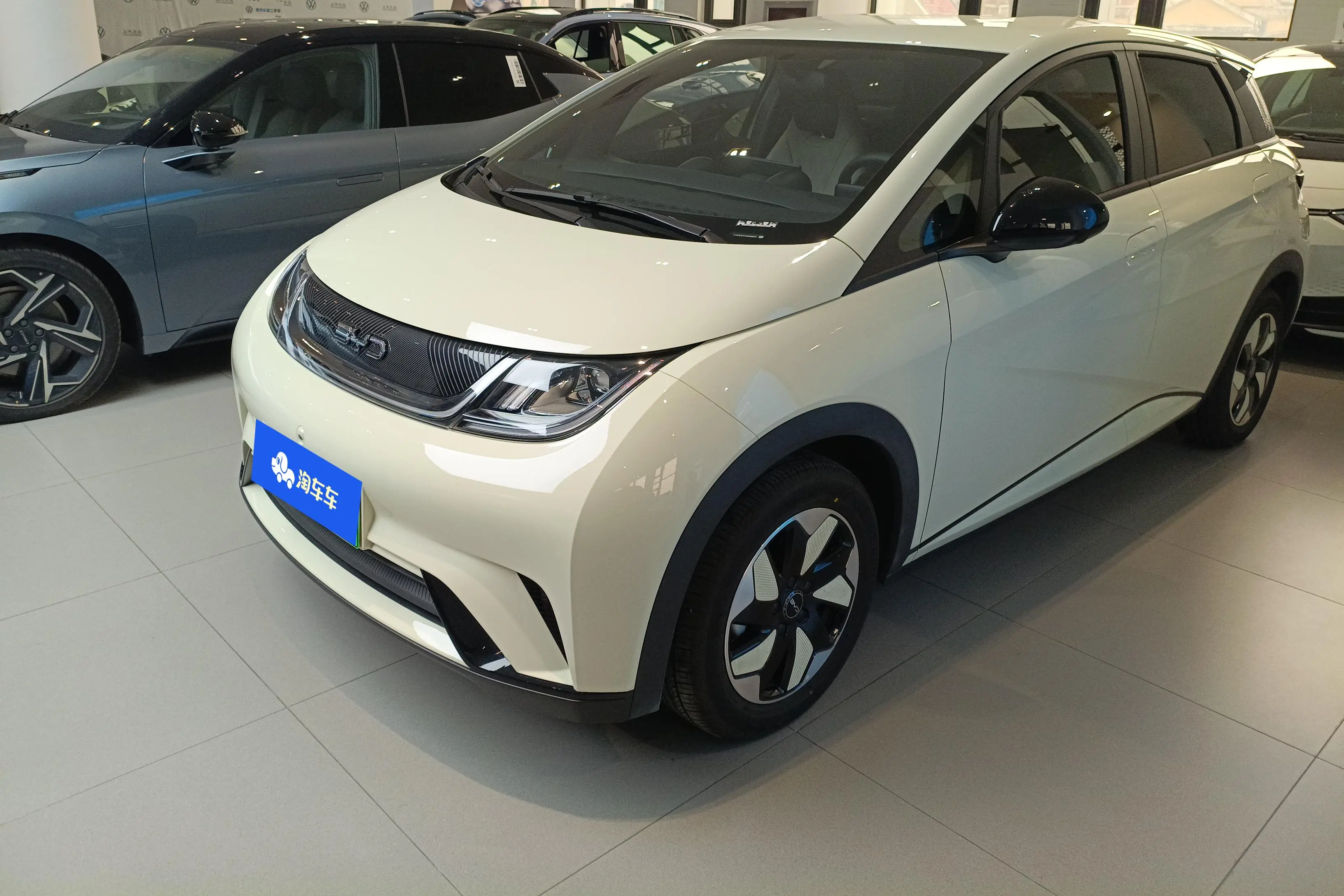 BYD Dolphin  из Китая