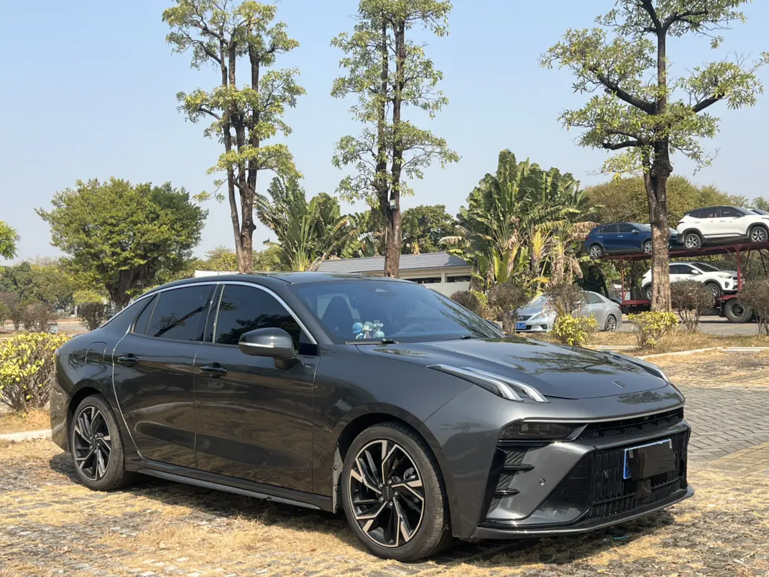 Lynk & Co 03