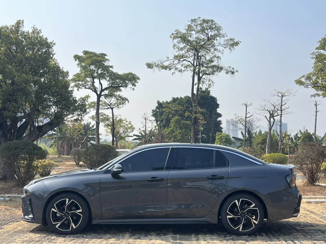Lynk & Co 03