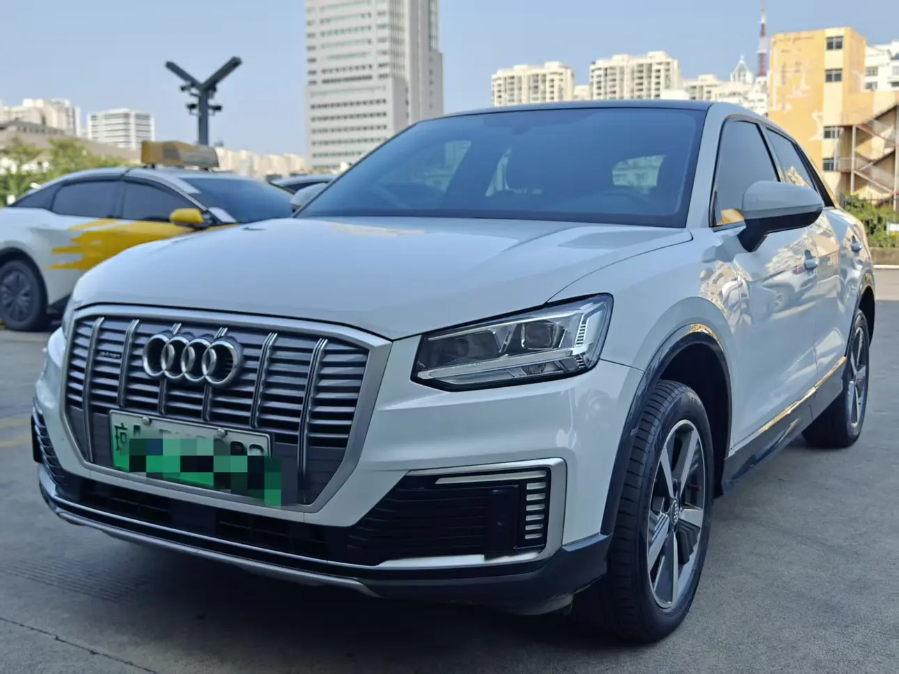 Audi Q2L e-tron  из Китая
