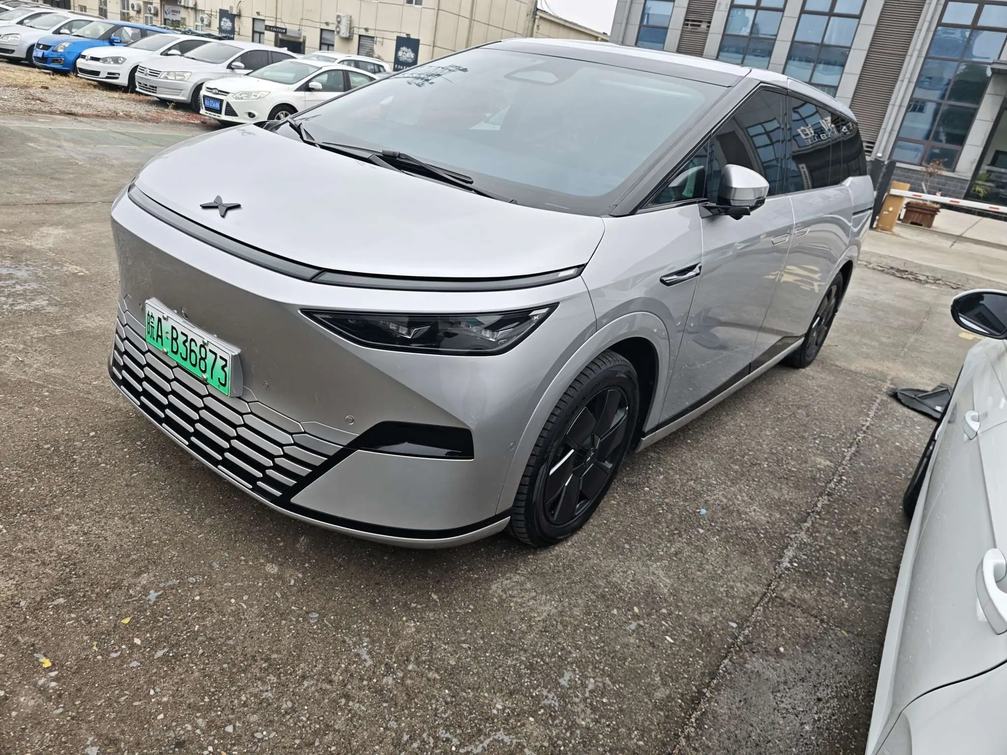 Xpeng X9  из Китая