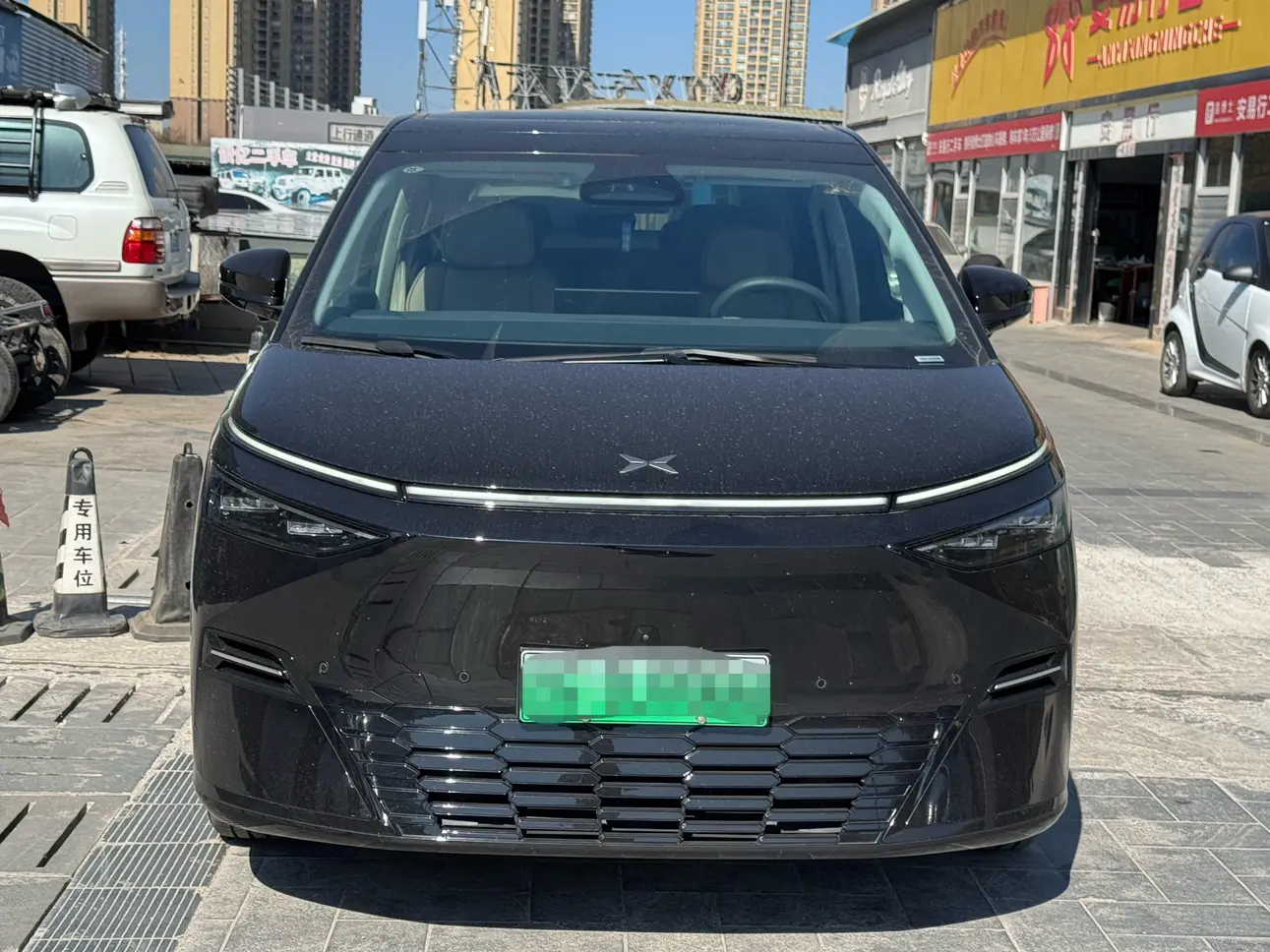 Xpeng X9  из Китая