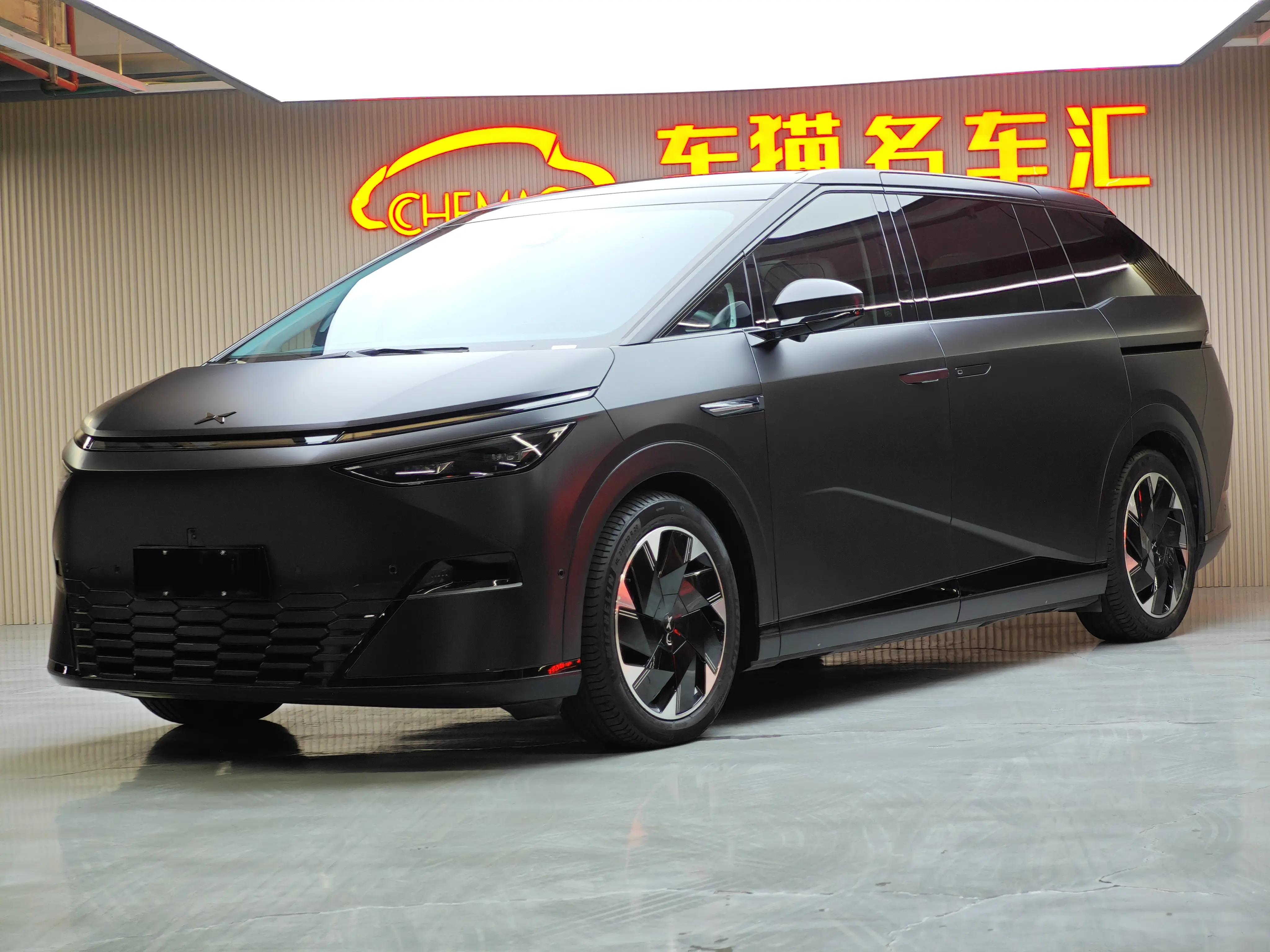 Xpeng X9  из Китая