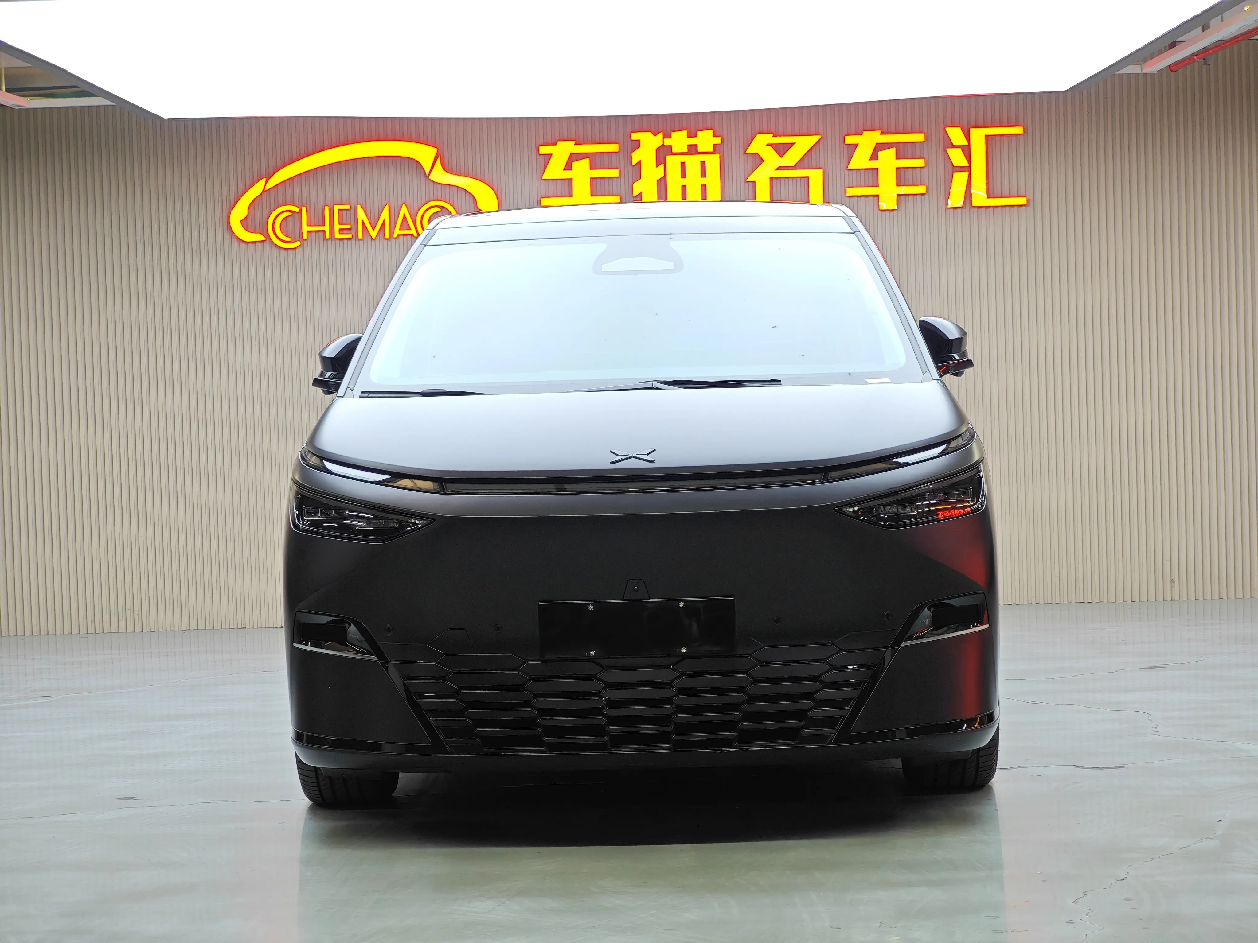 Xpeng X9  из Китая