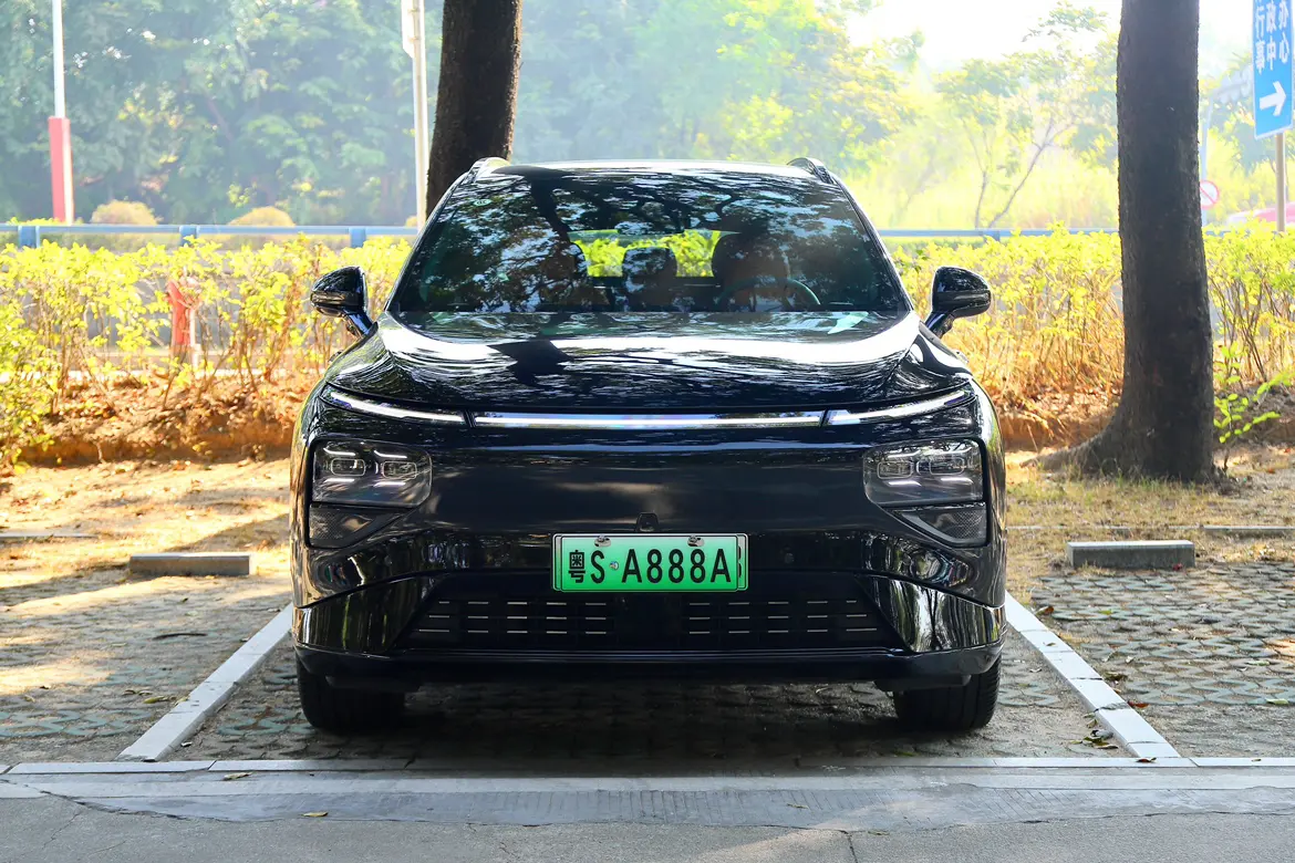 Xpeng G9  из Китая