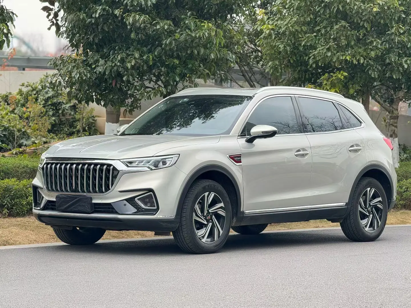 Hongqi HS5  из Китая