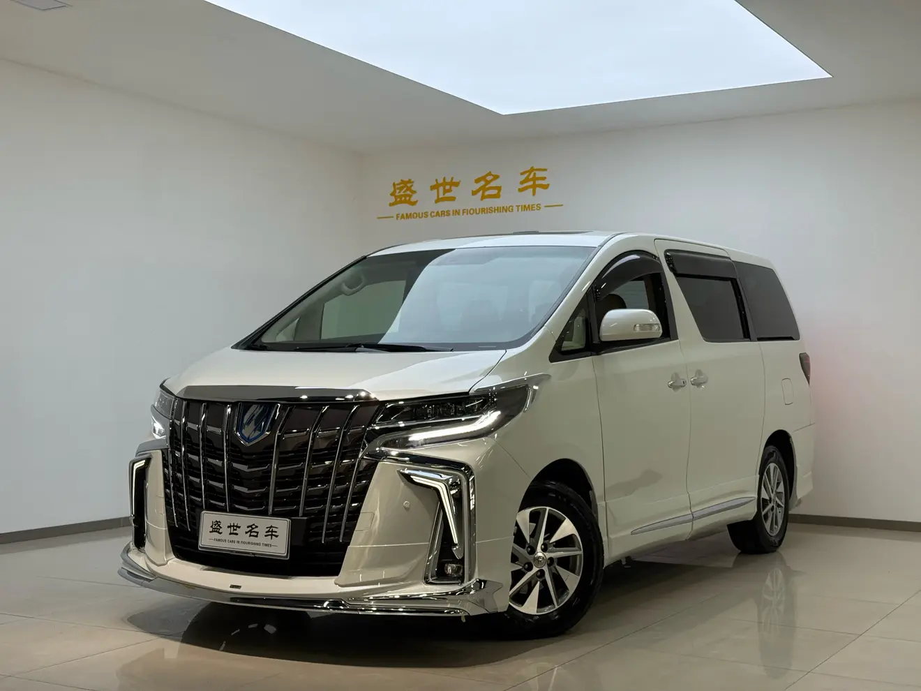 Toyota Alphard (Elfa)  из Китая