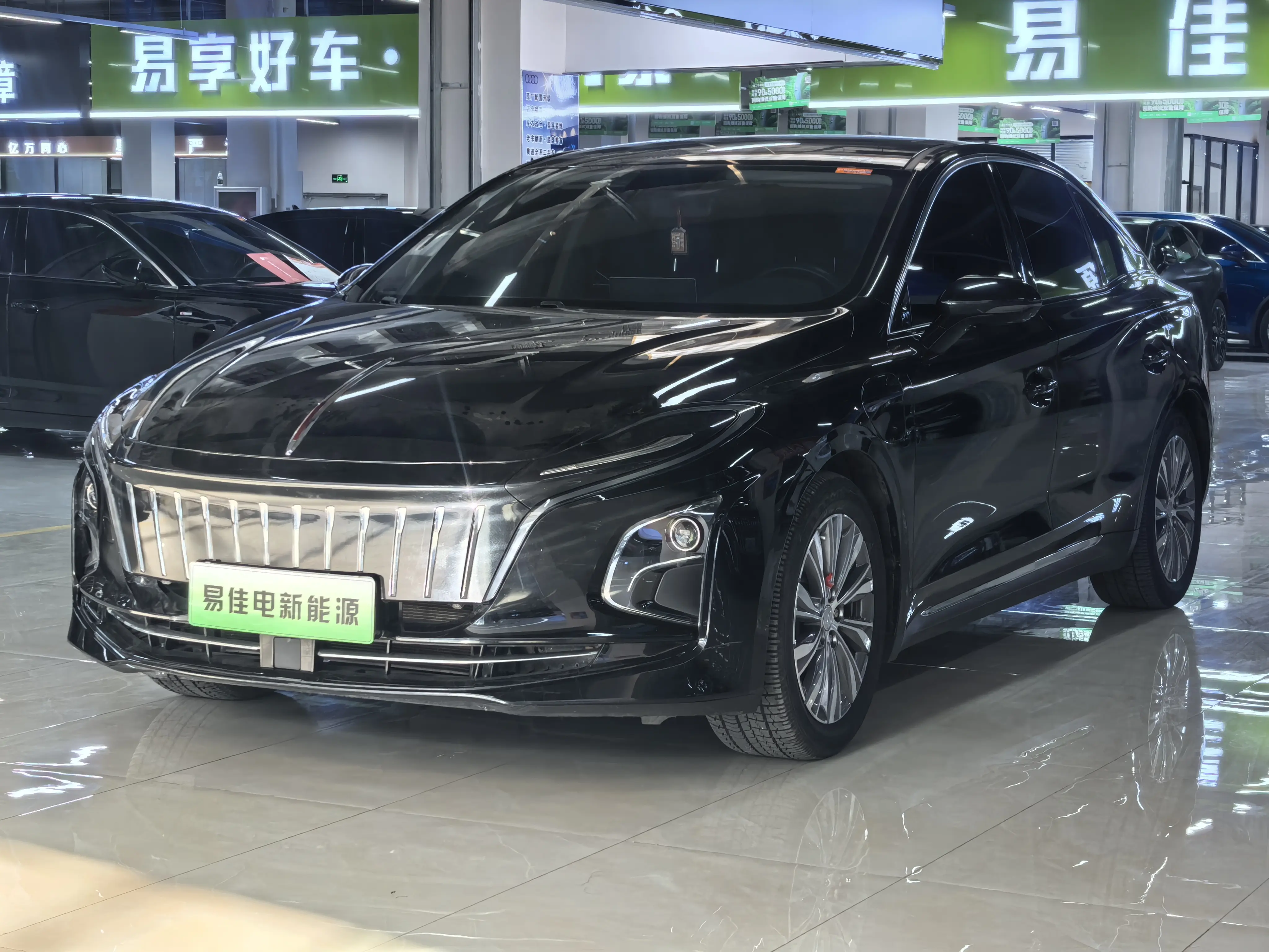 Hongqi E-QM5  из Китая