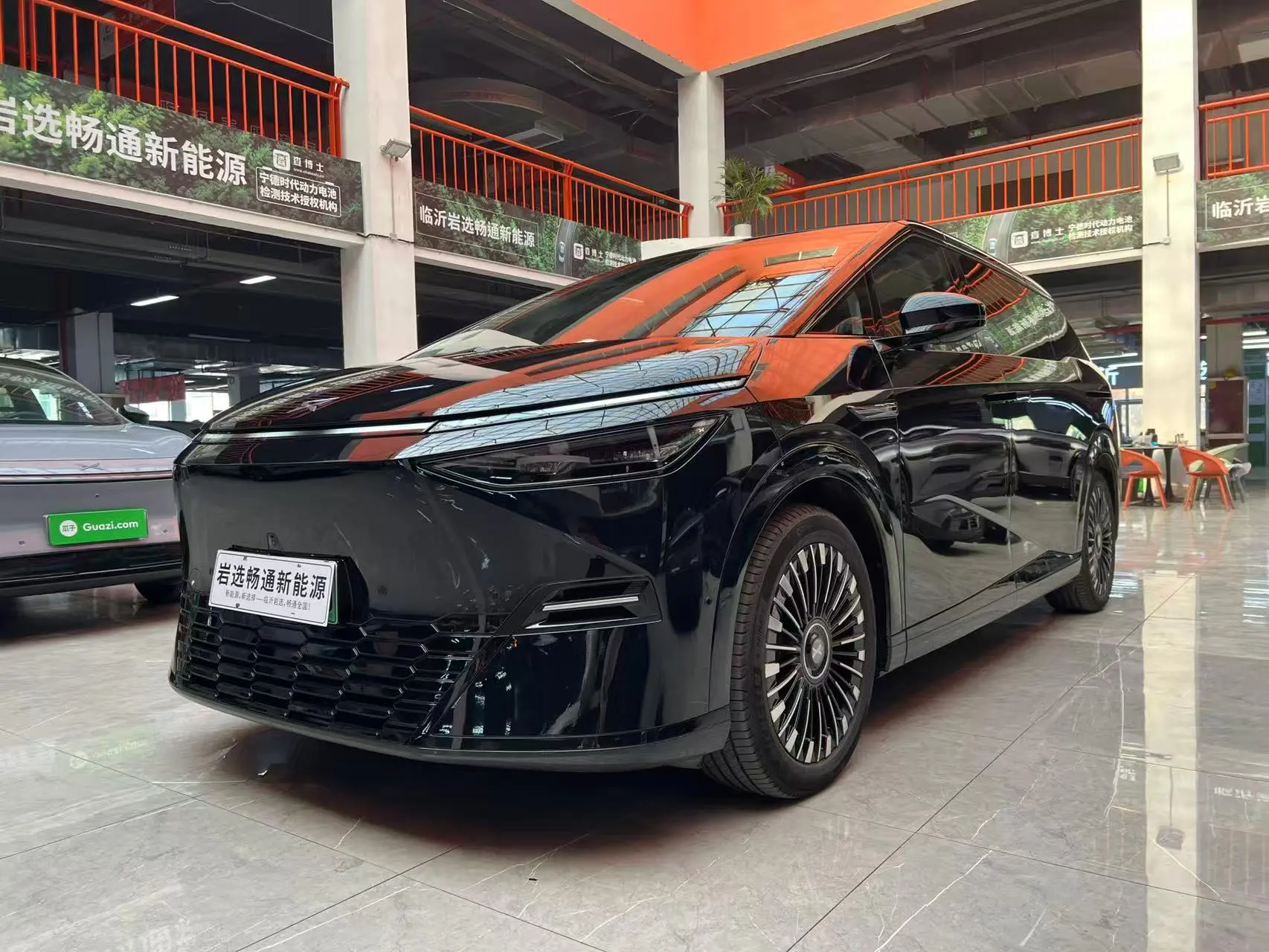 Xpeng X9  из Китая