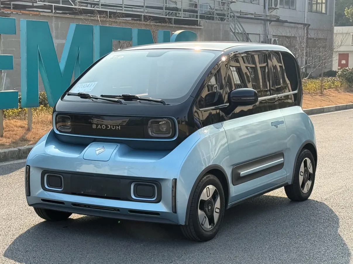 Baojun E300  из Китая