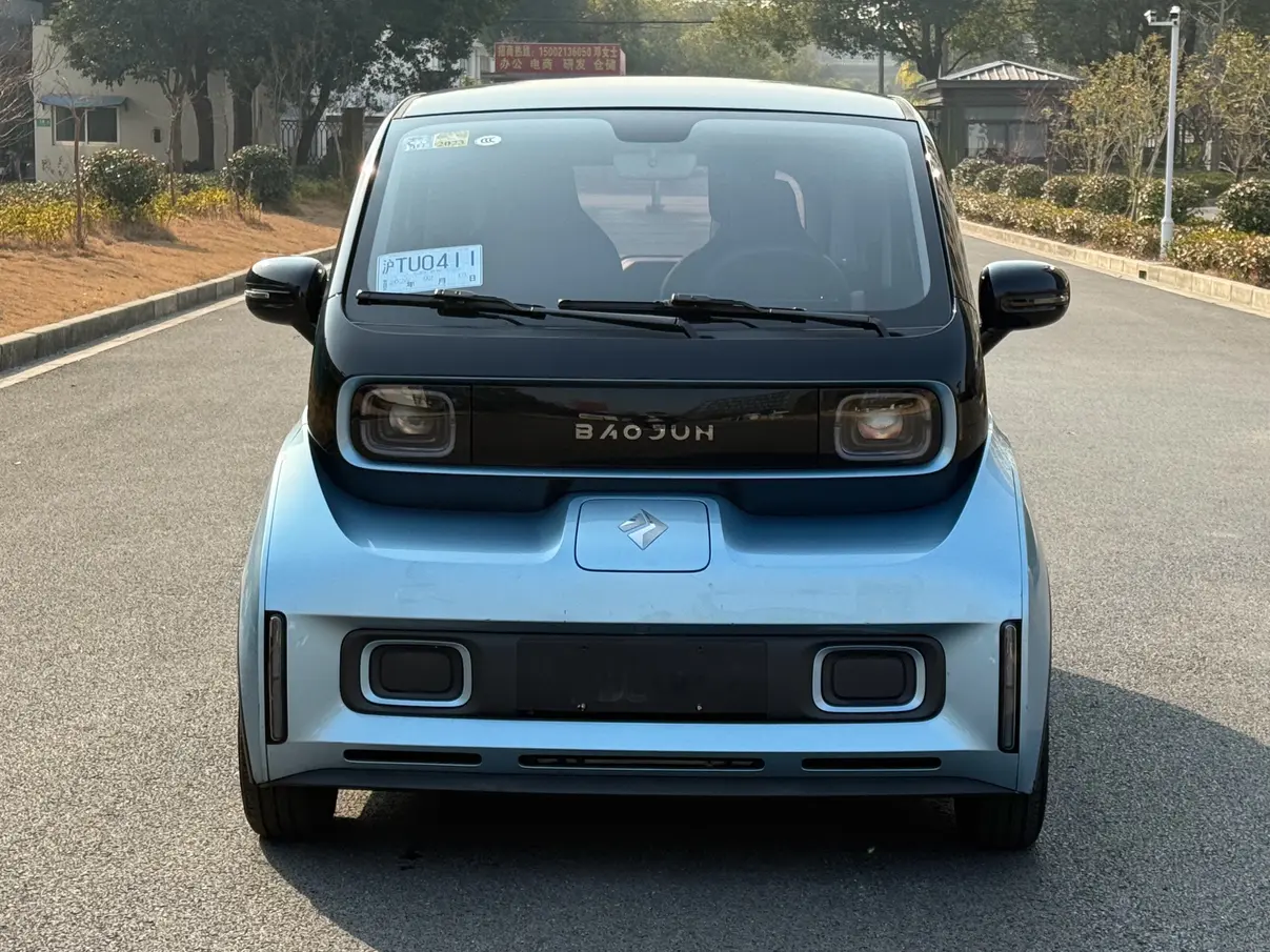 Baojun E300  из Китая