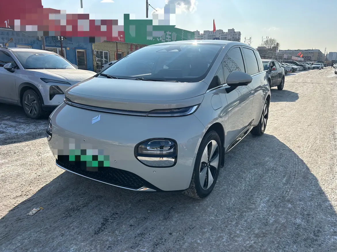 Baojun Clouds  из Китая