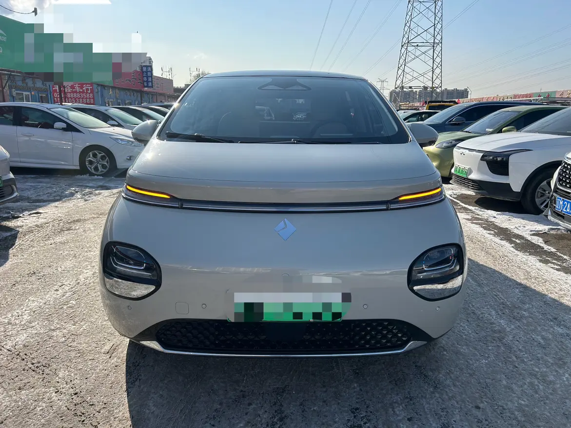 Baojun Clouds  из Китая