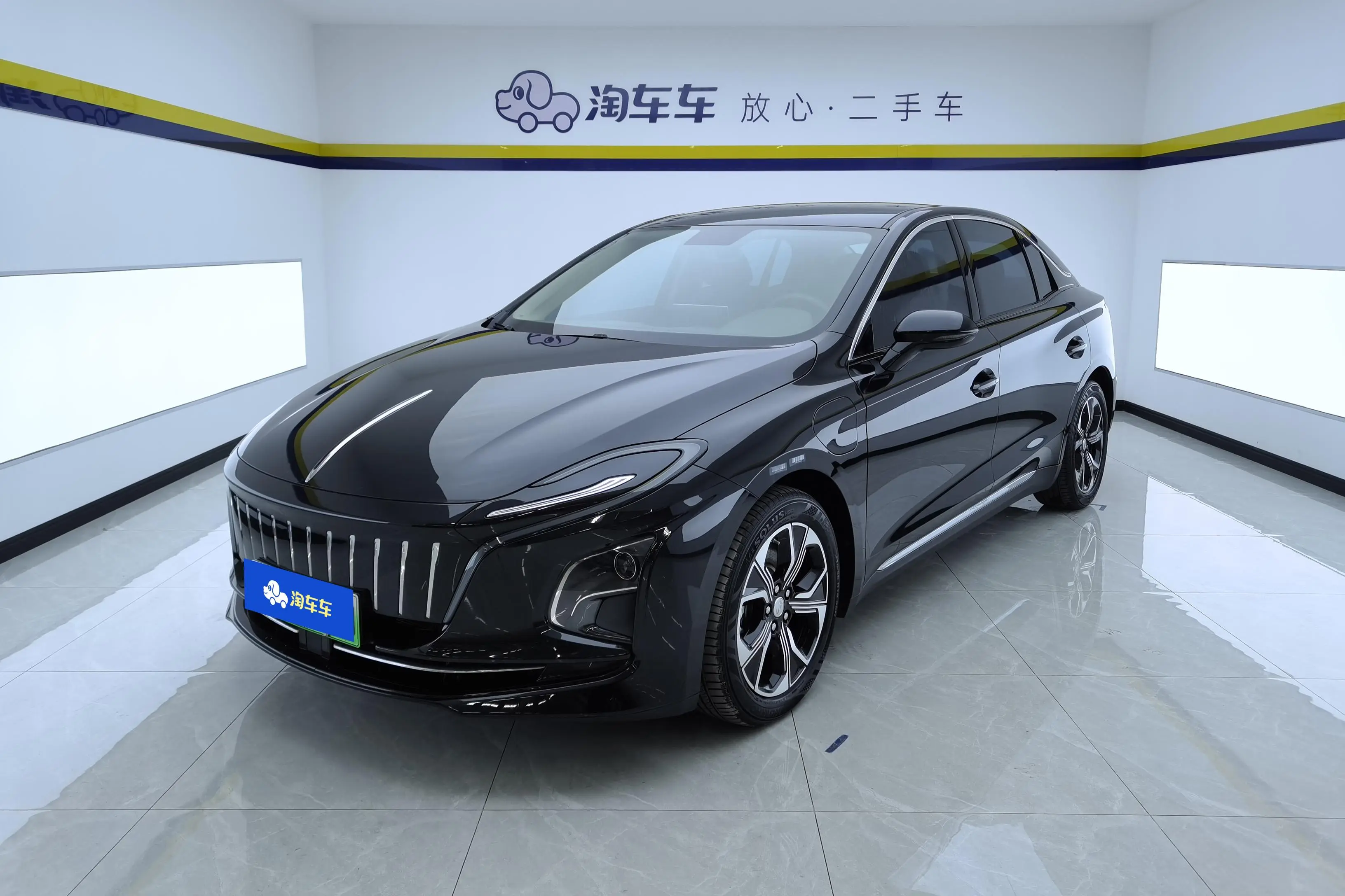 Hongqi E-QM5  из Китая