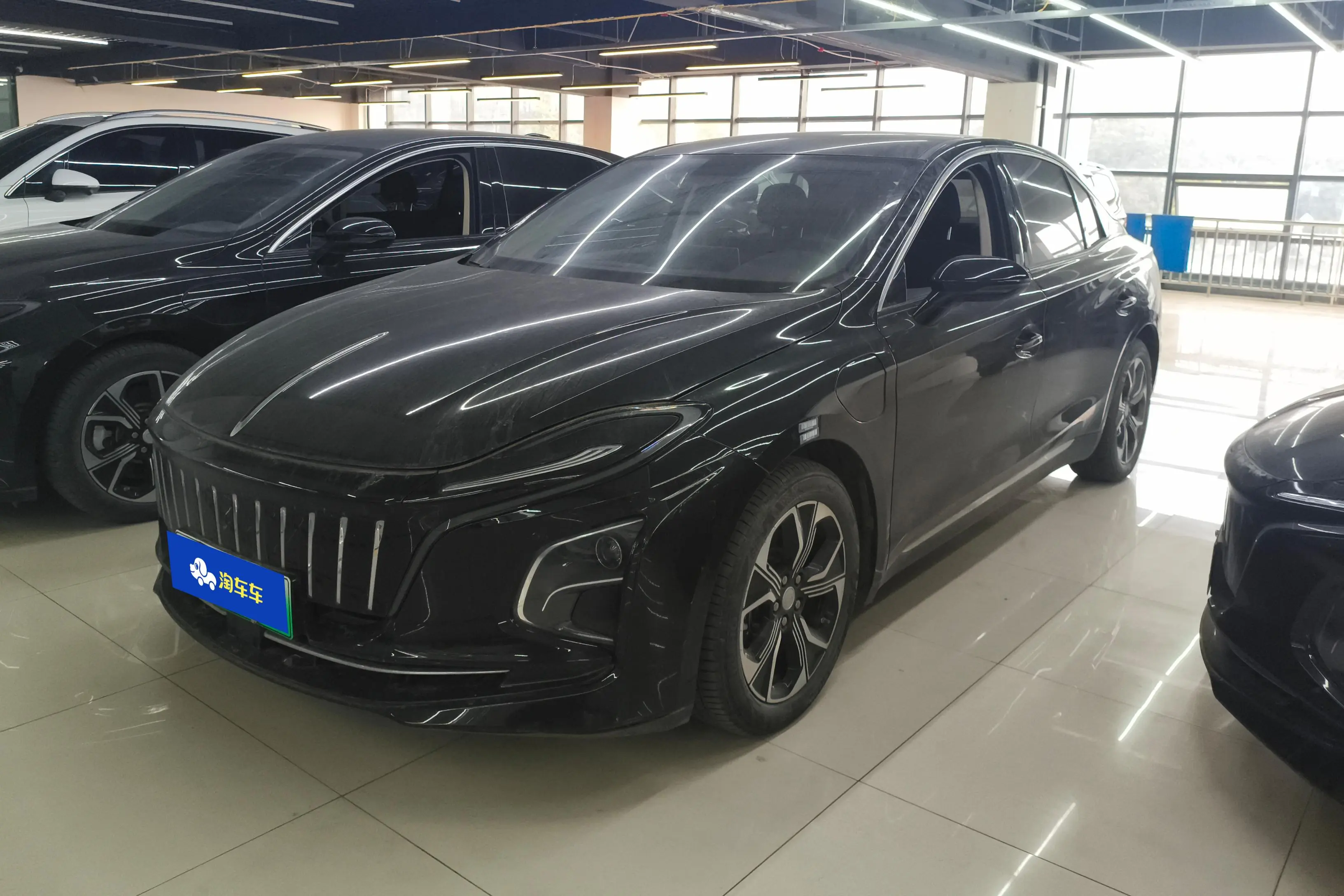 Hongqi E-QM5  из Китая