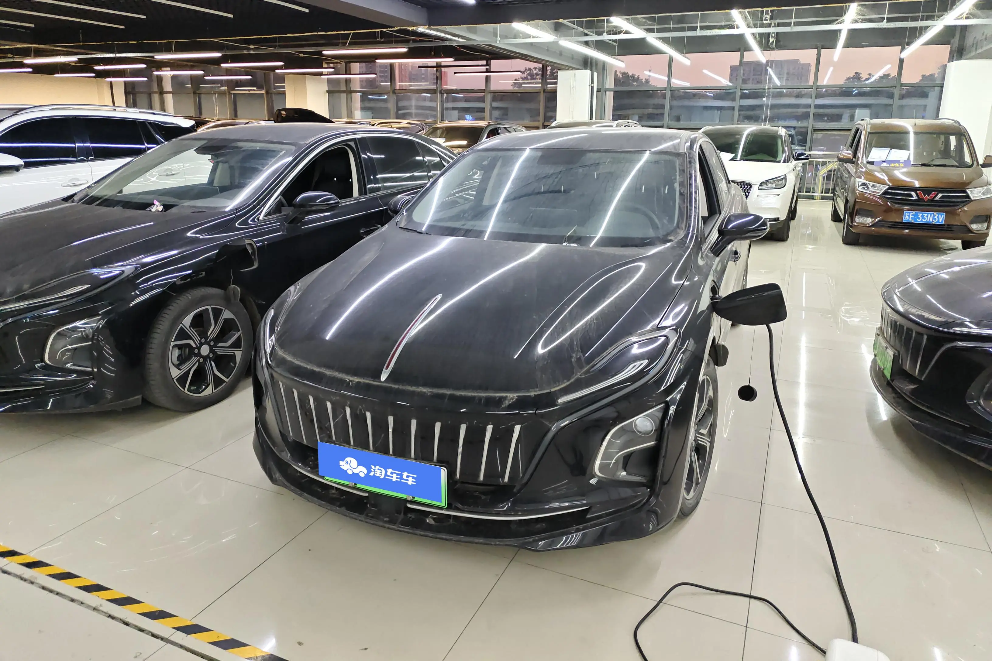 Hongqi E-QM5  из Китая