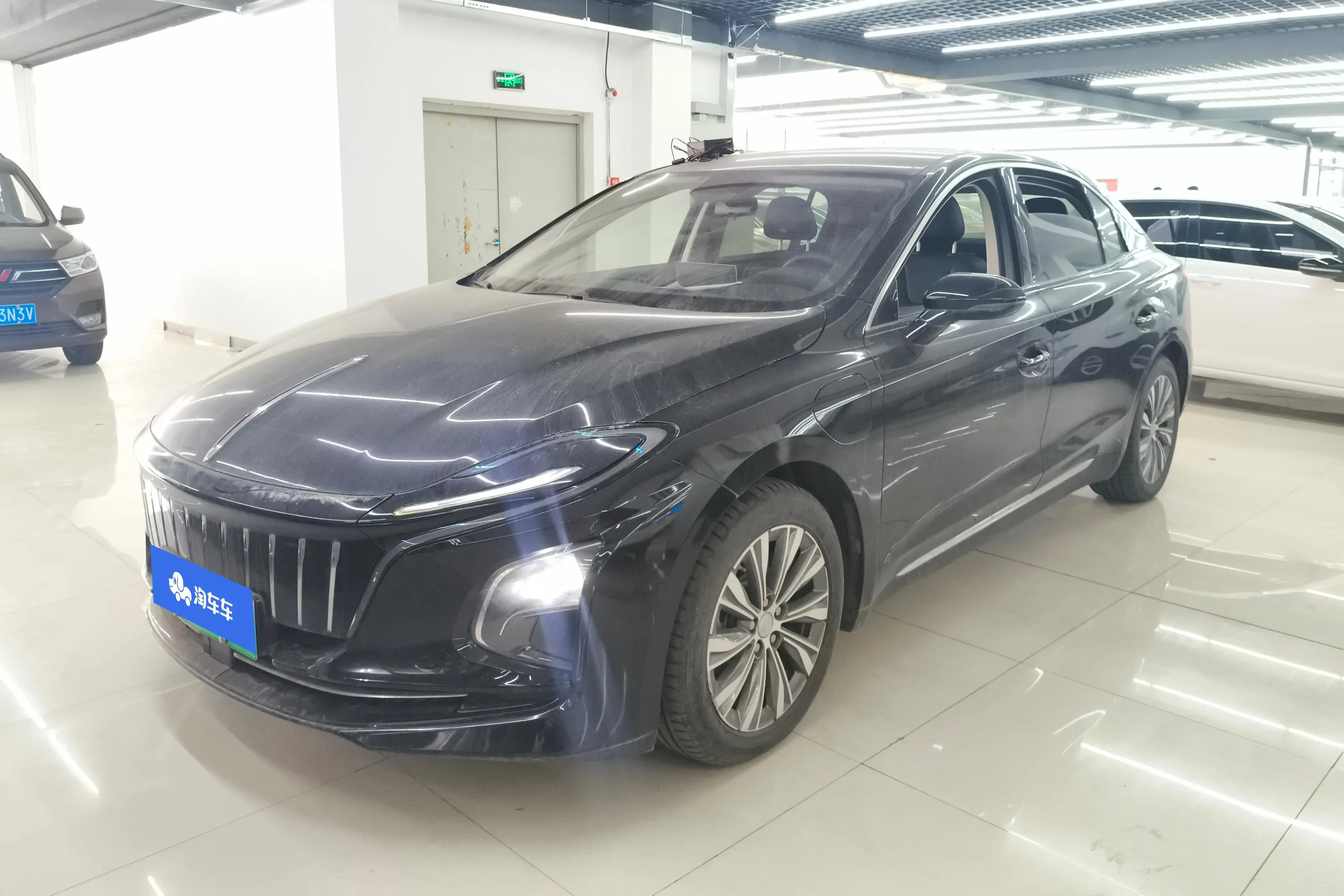 Hongqi E-QM5  из Китая