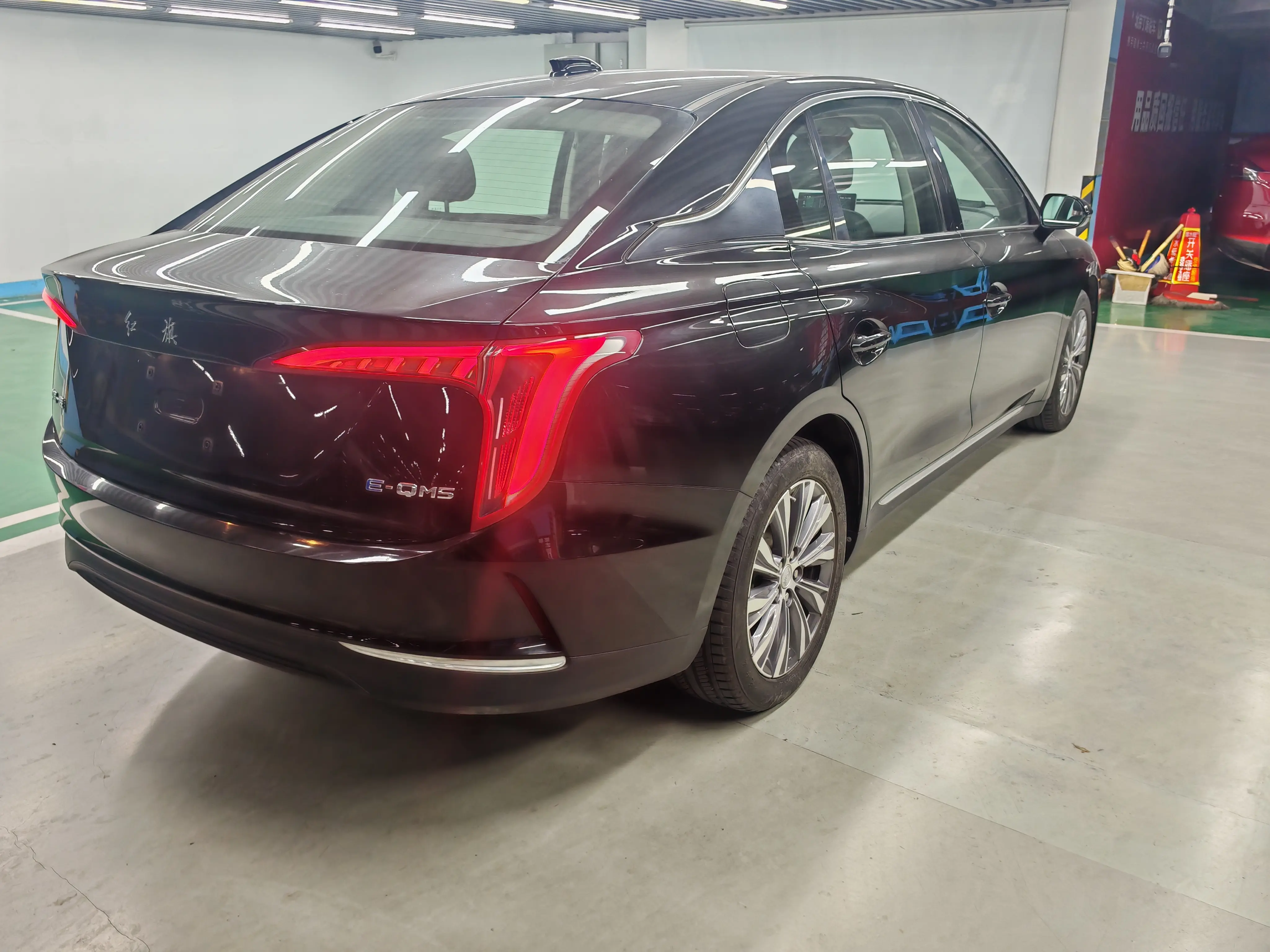 Hongqi E-QM5  из Китая