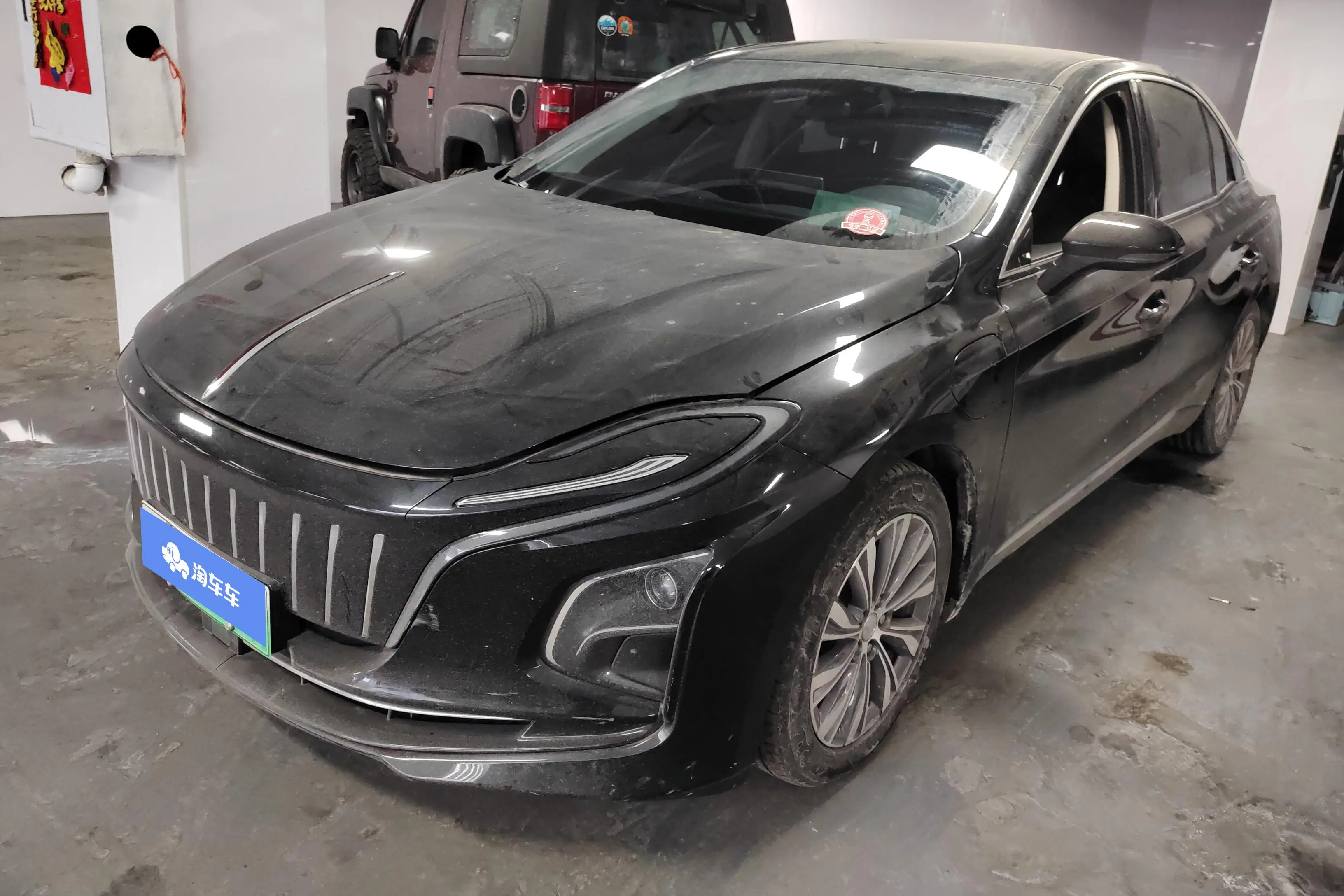 Hongqi E-QM5  из Китая