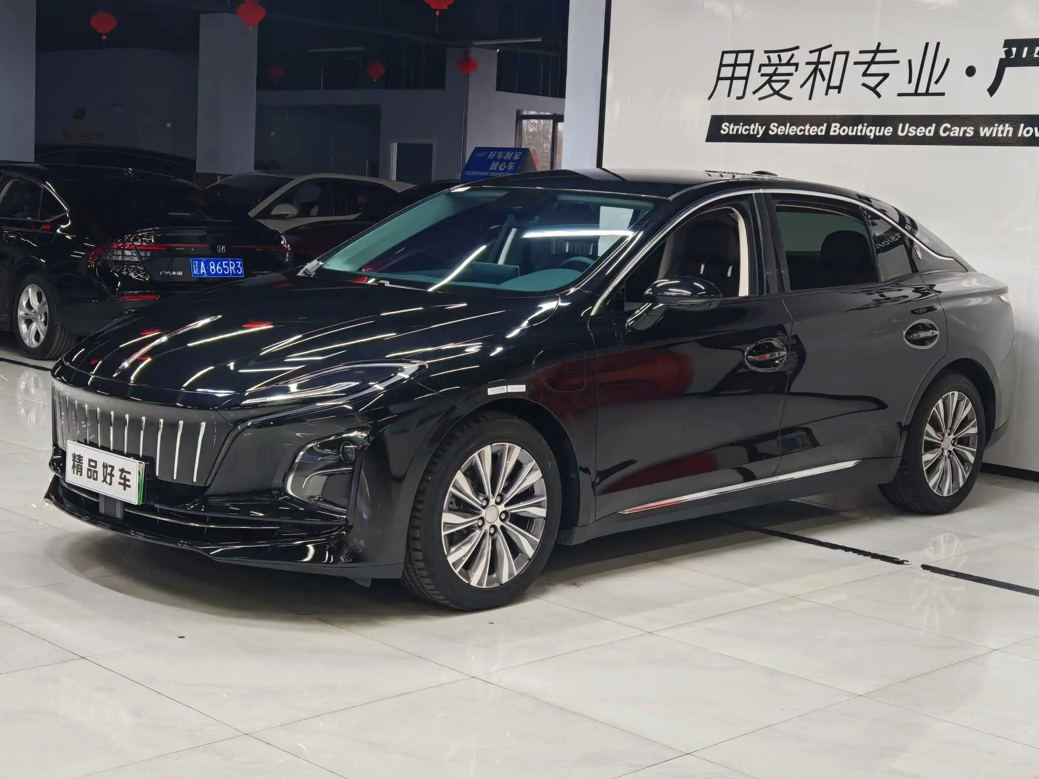 Hongqi E-QM5  из Китая