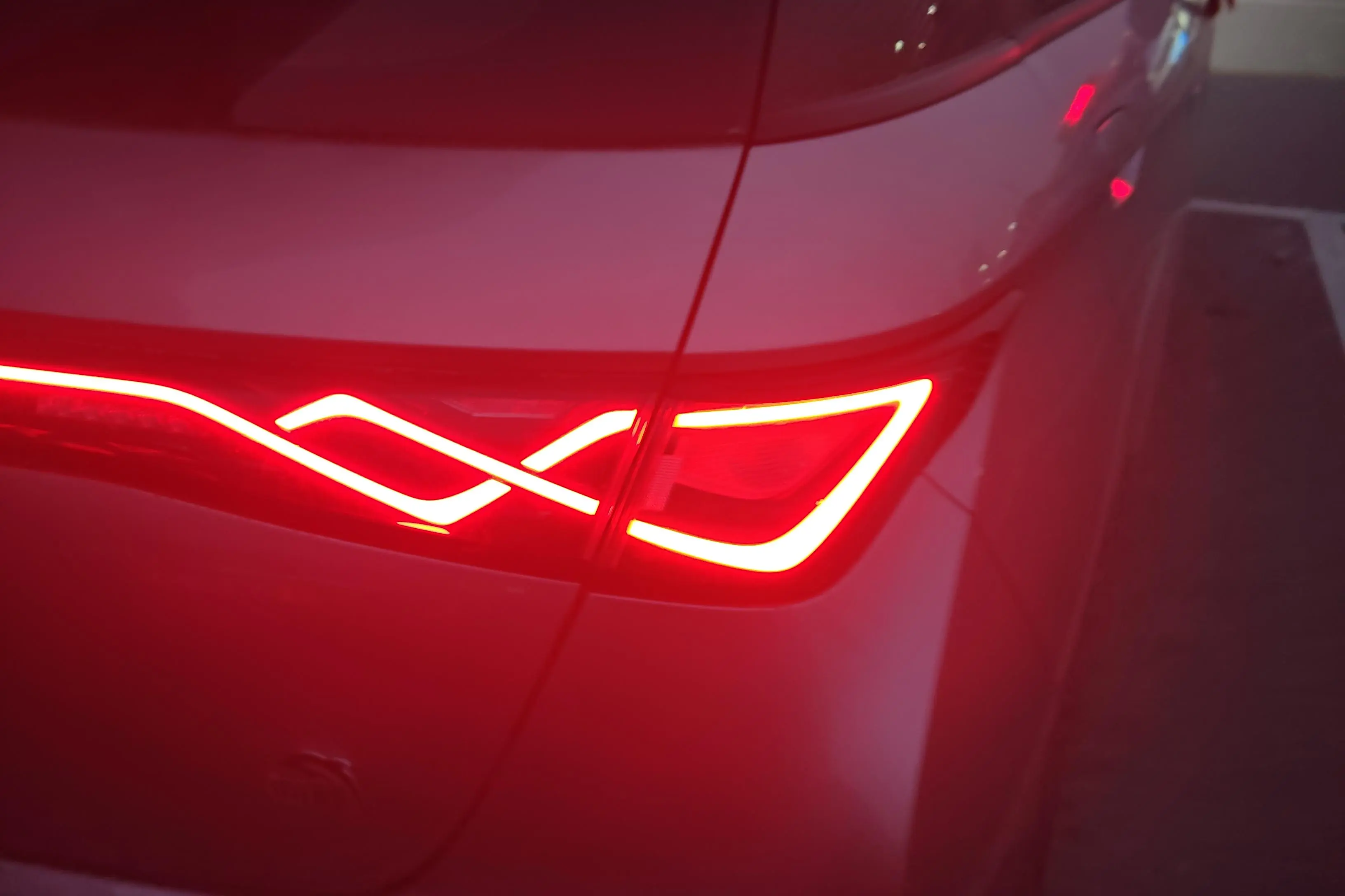 BYD Dolphin  из Китая