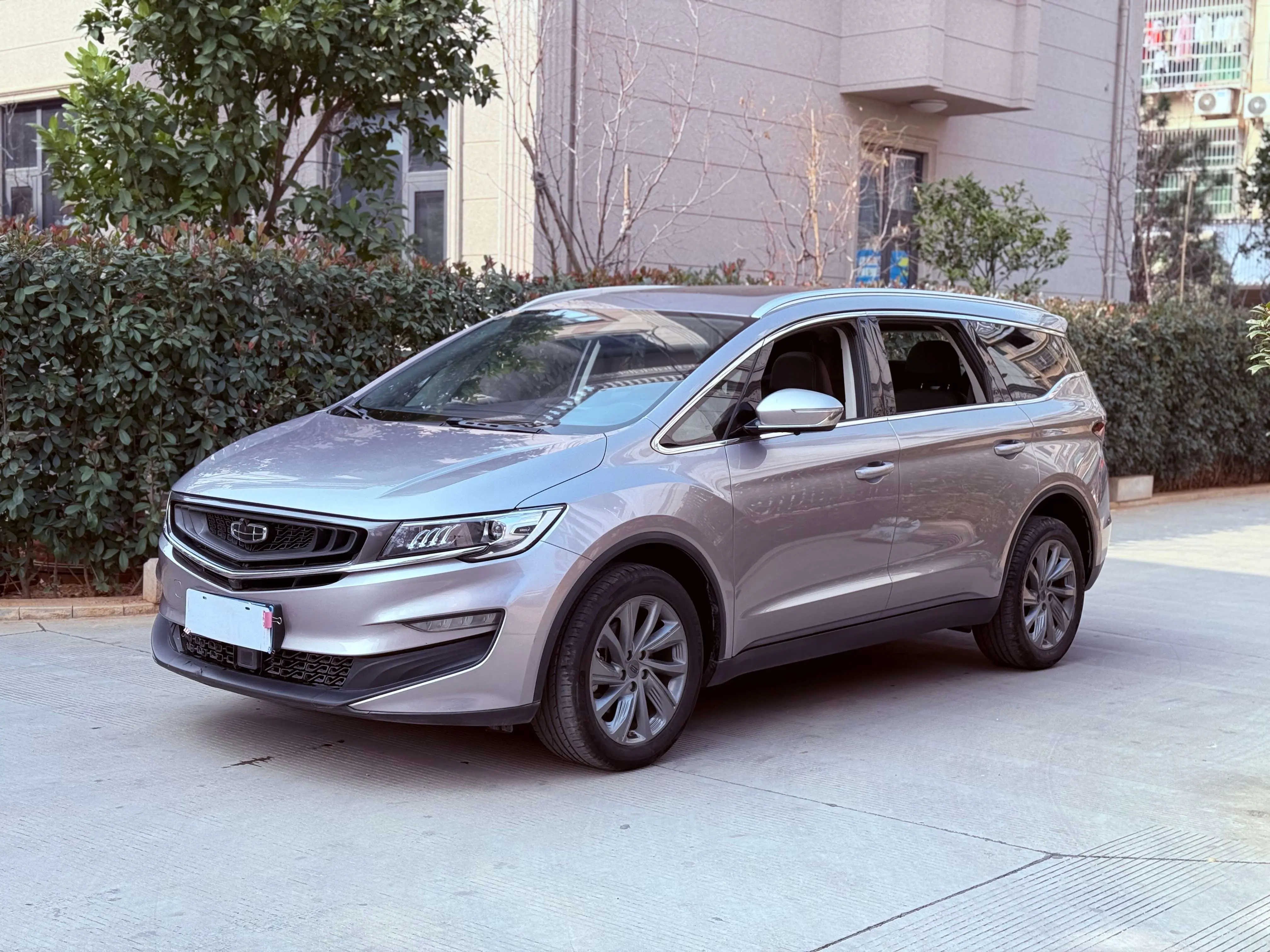 Geely Jiaji  из Китая