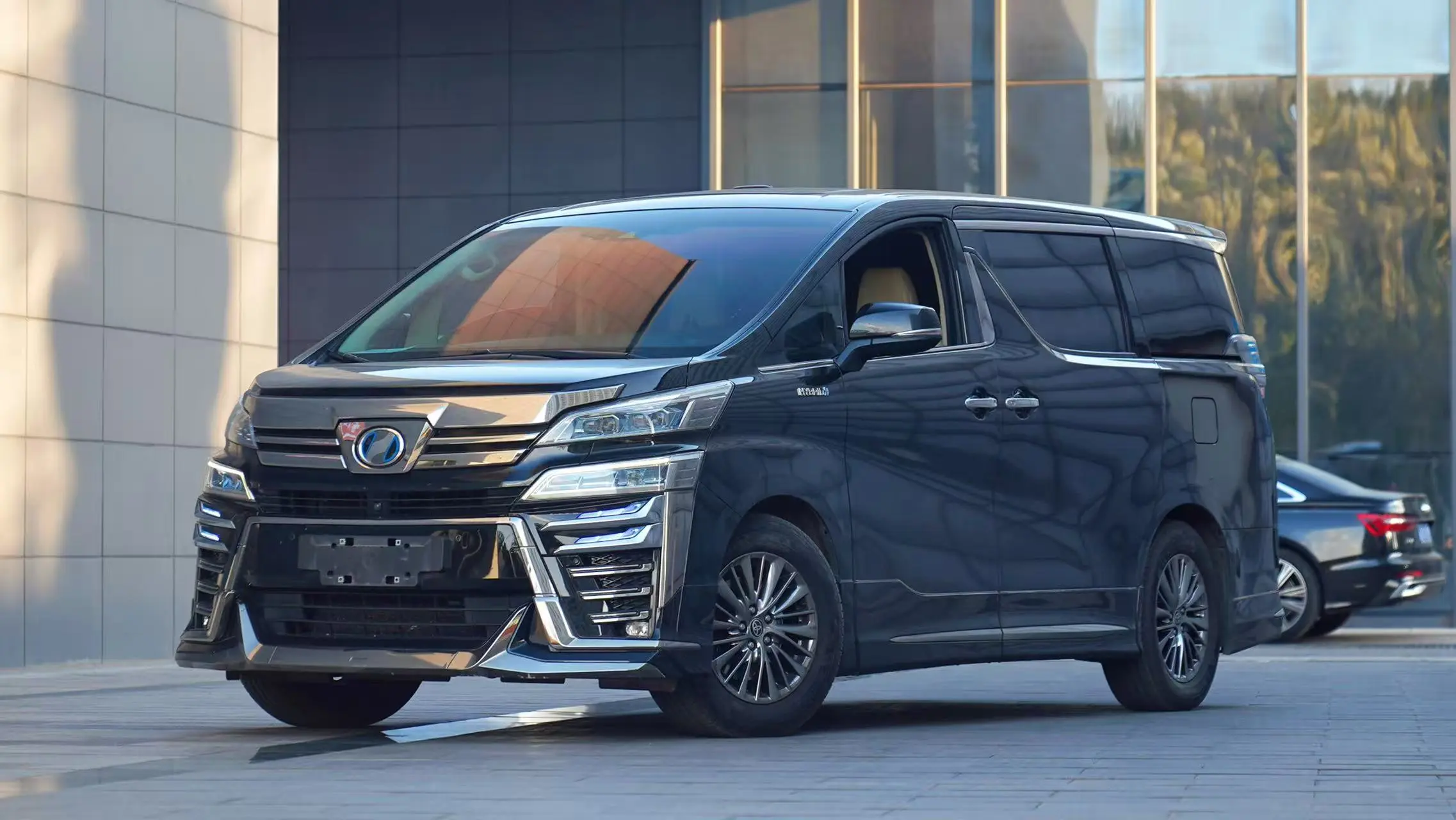 Toyota Crown Wellfire (Wilfa)  из Китая