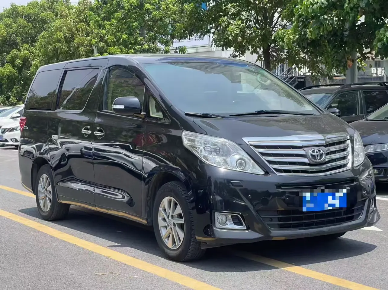 Toyota Alphard (Elfa)  из Китая