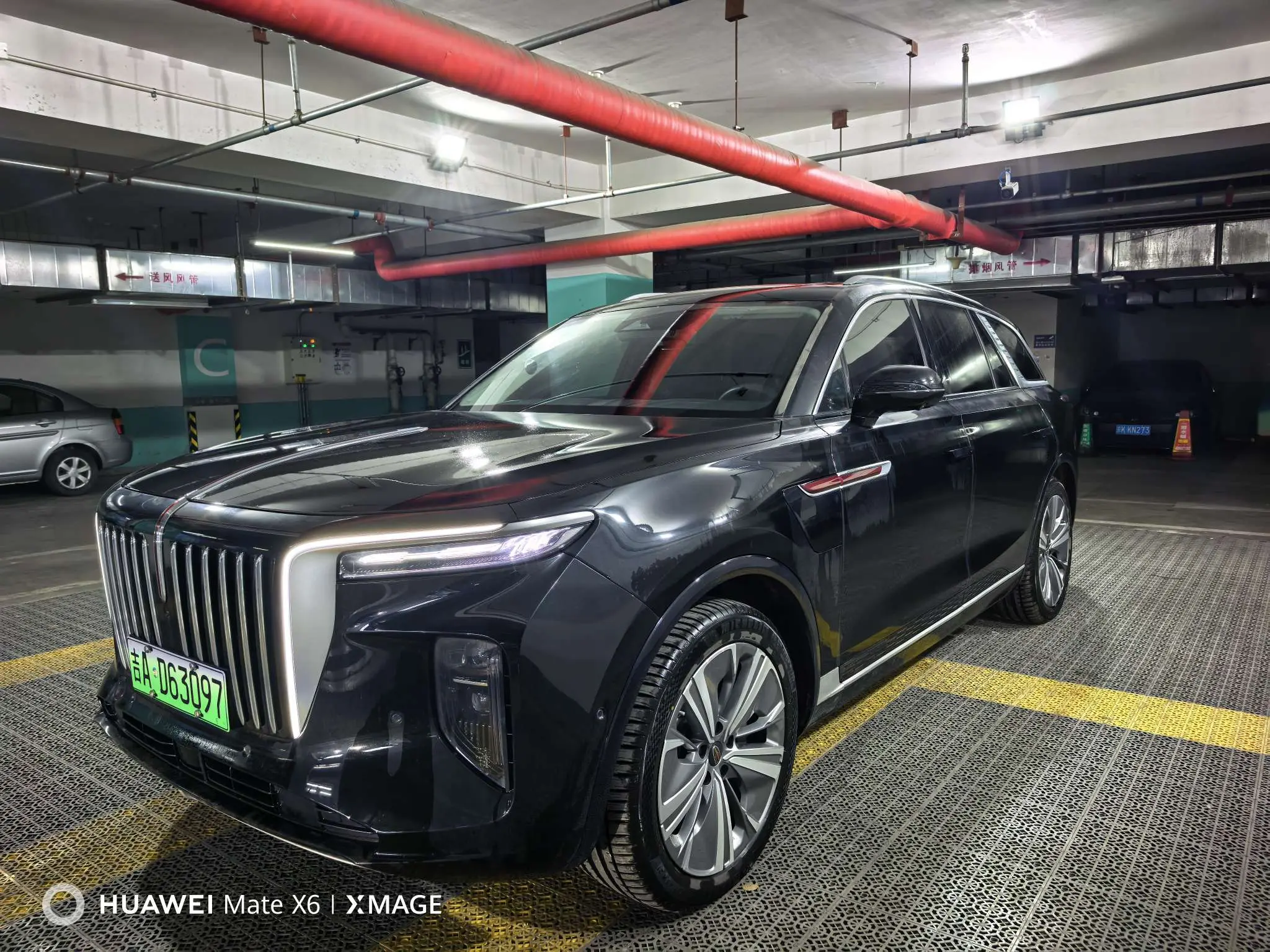 Hongqi E-HS9  из Китая