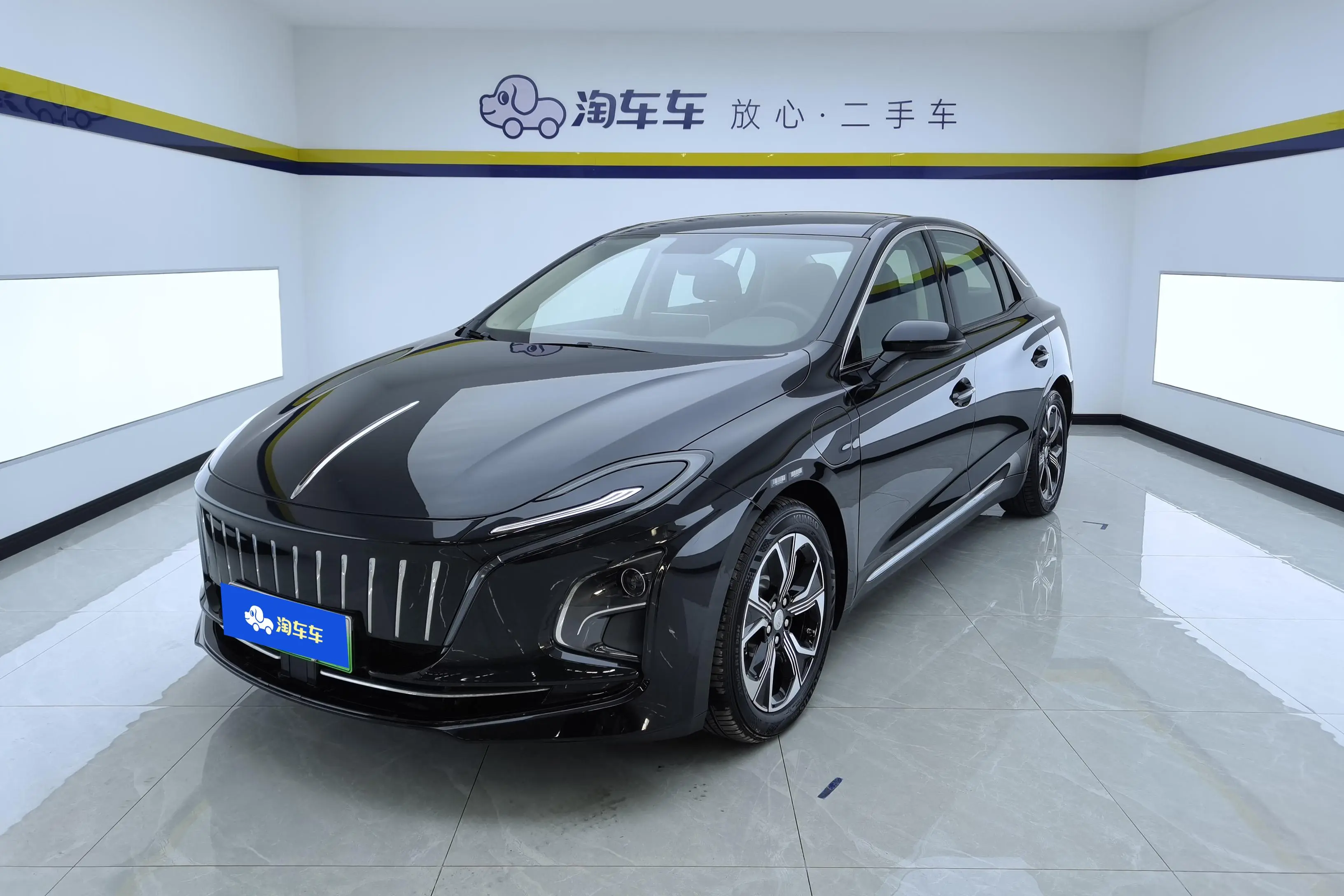 Hongqi E-QM5  из Китая