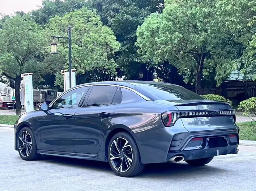 Lynk & Co 03