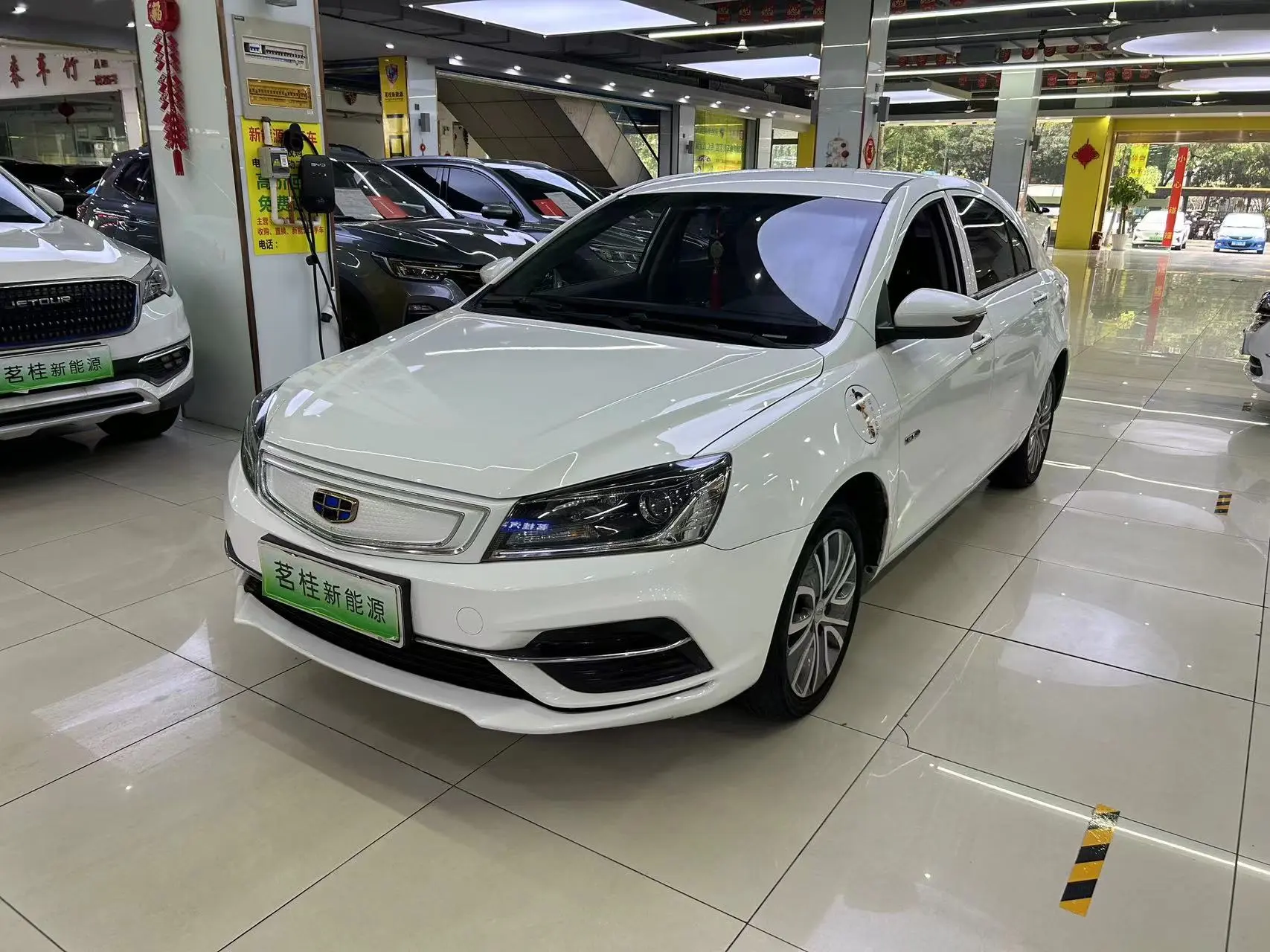 Geely Emgrand EV  из Китая