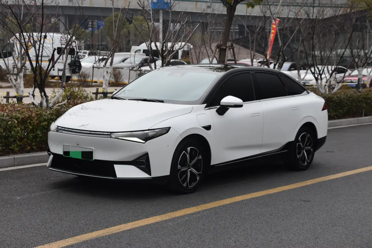Xpeng P5  из Китая