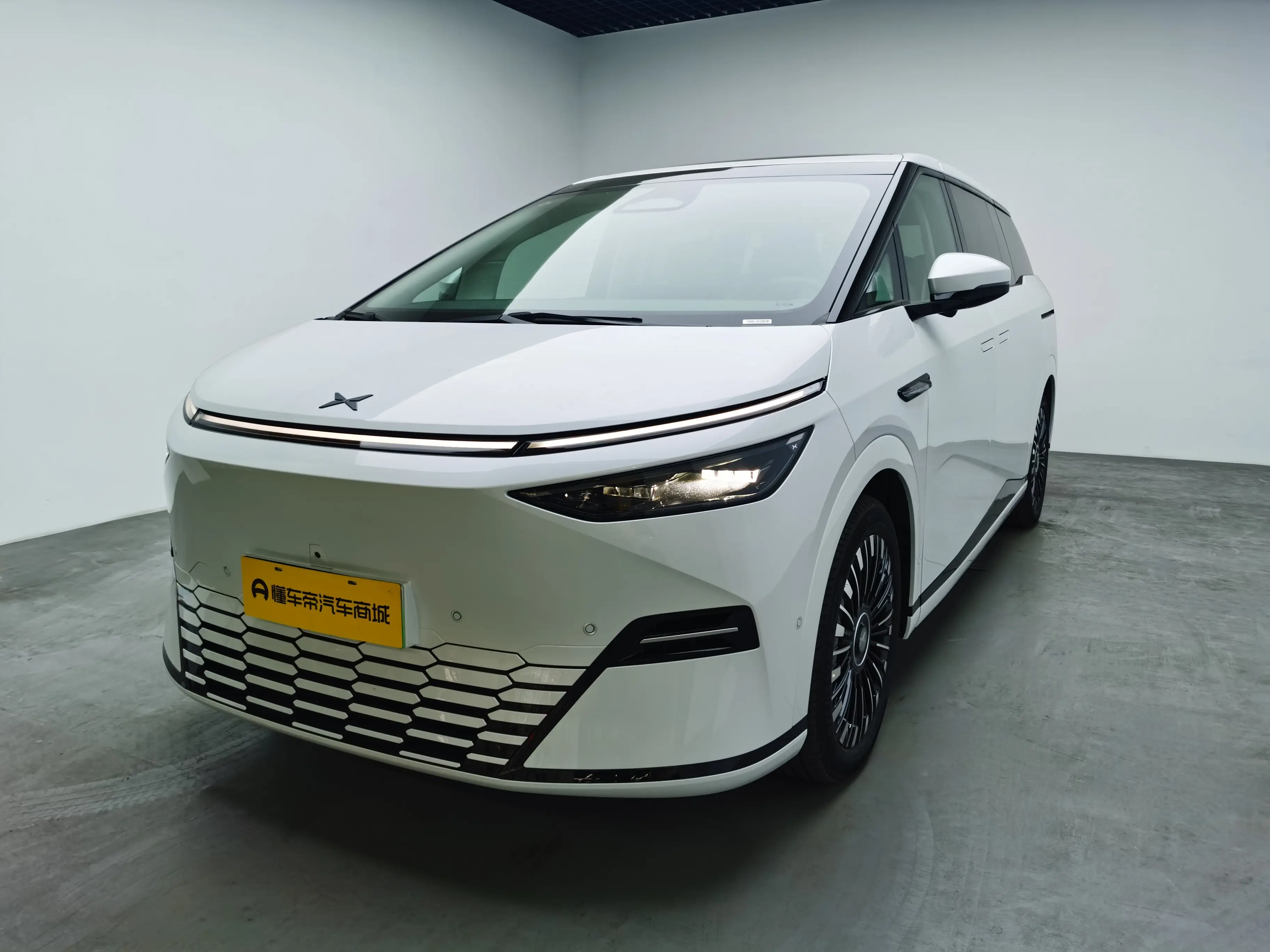 Xpeng X9  из Китая