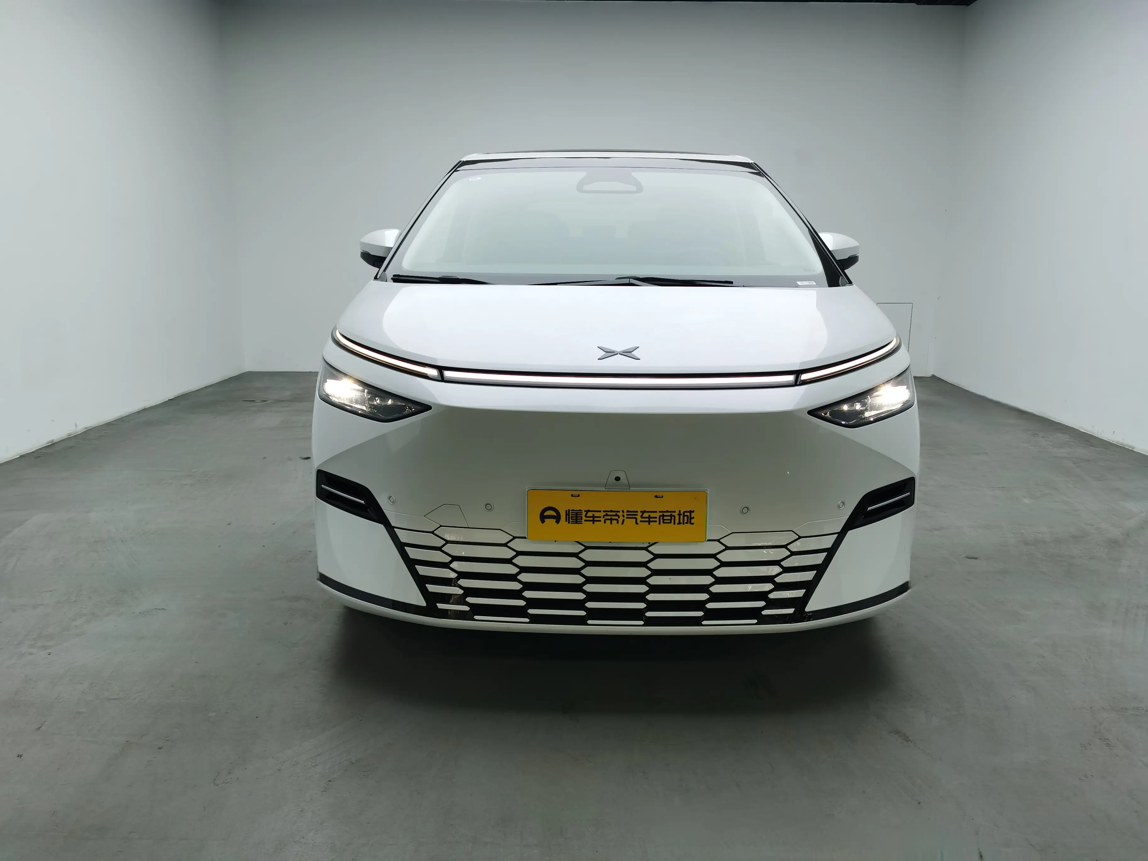 Xpeng X9  из Китая