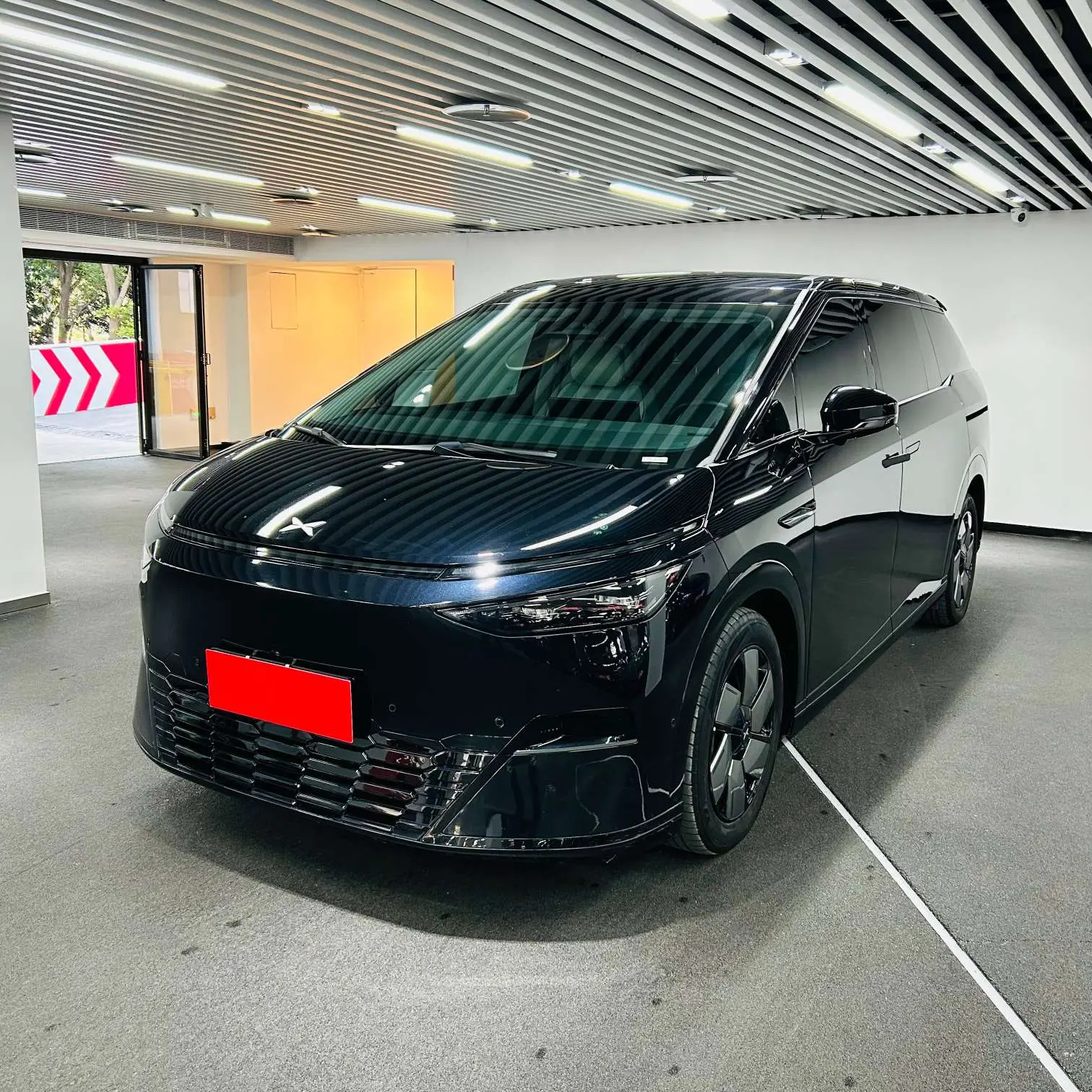 Xpeng X9  из Китая