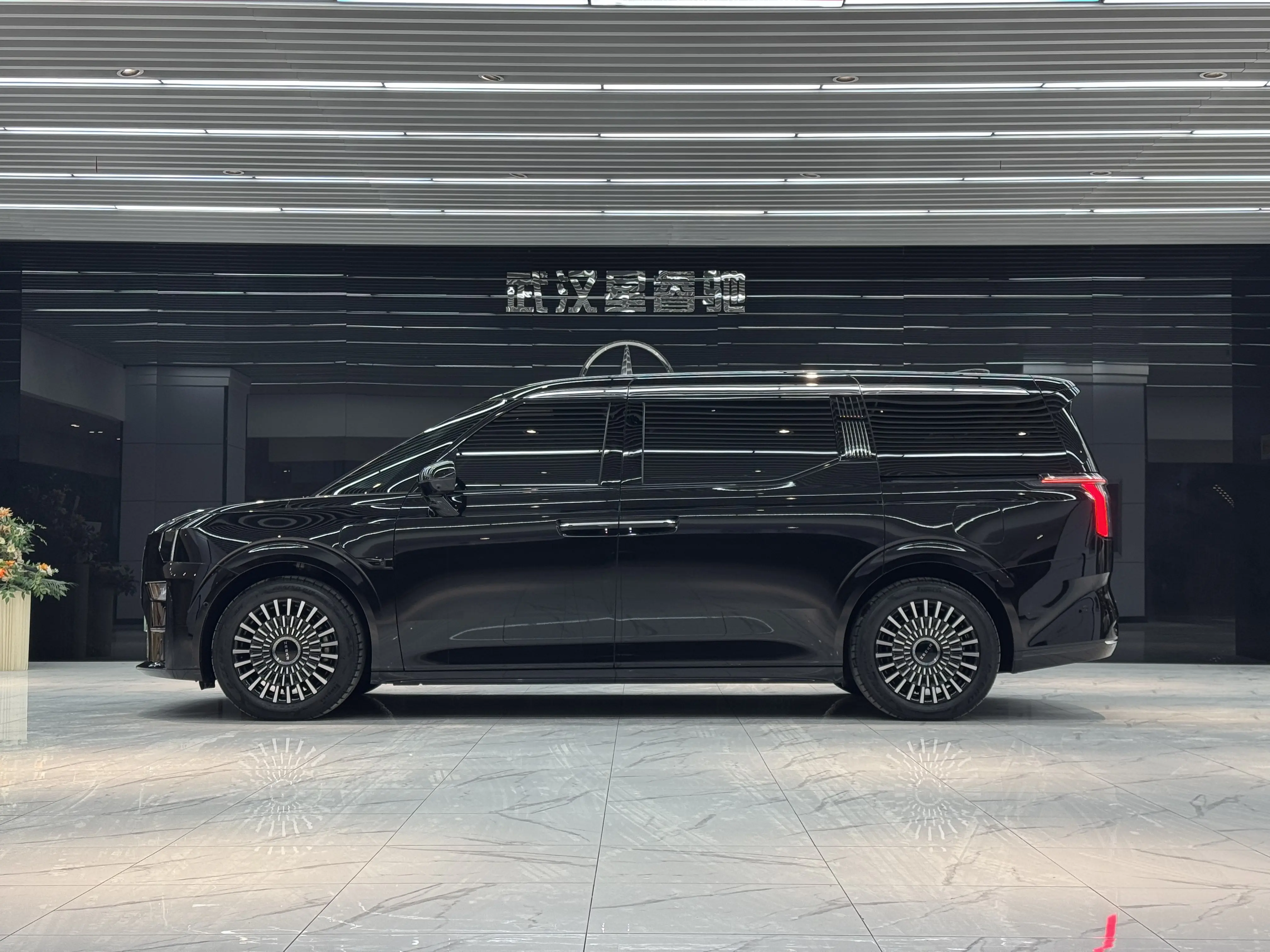 ZEEKR 009  из Китая