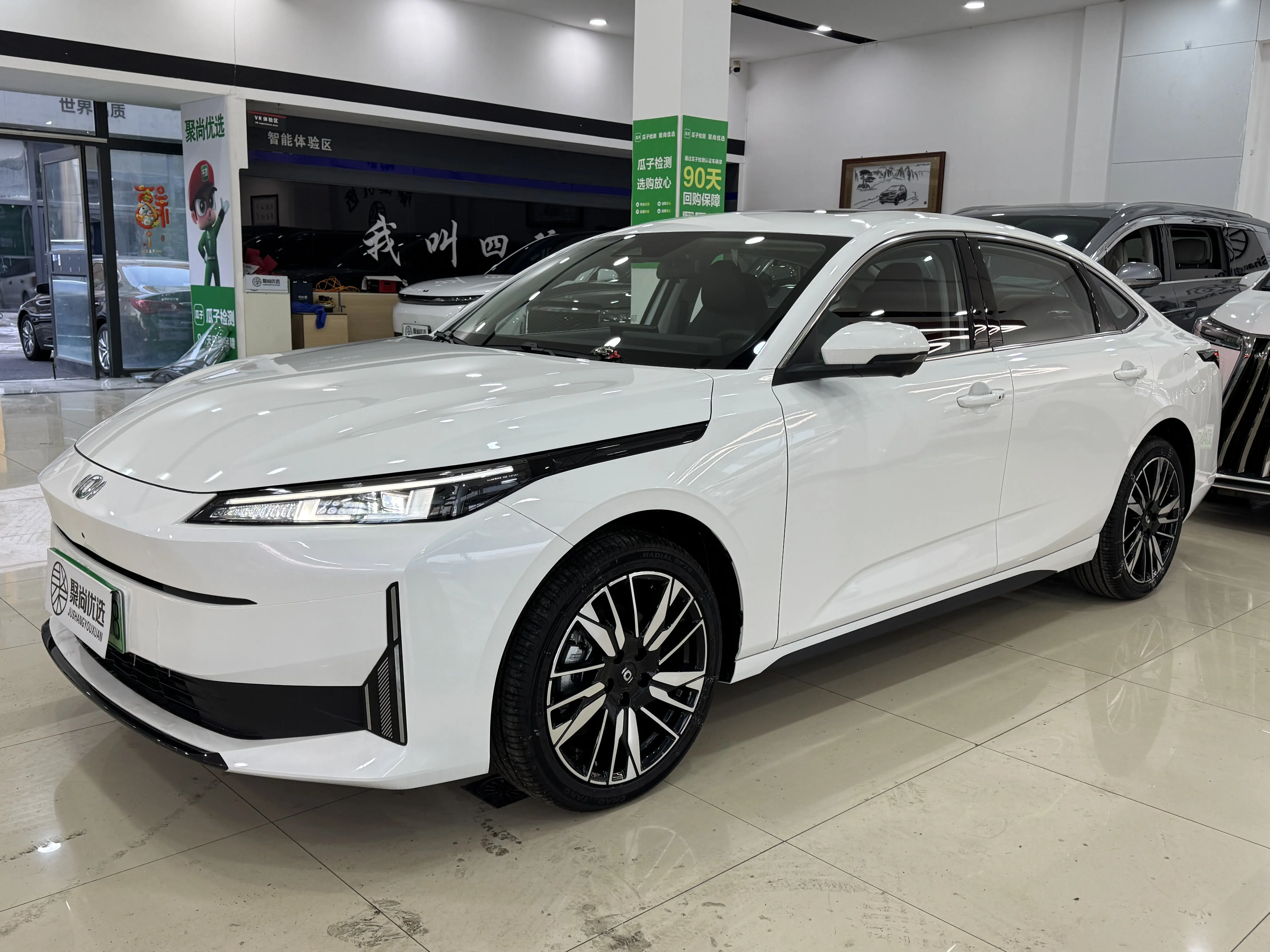 Changan Qiyuan A05  из Китая