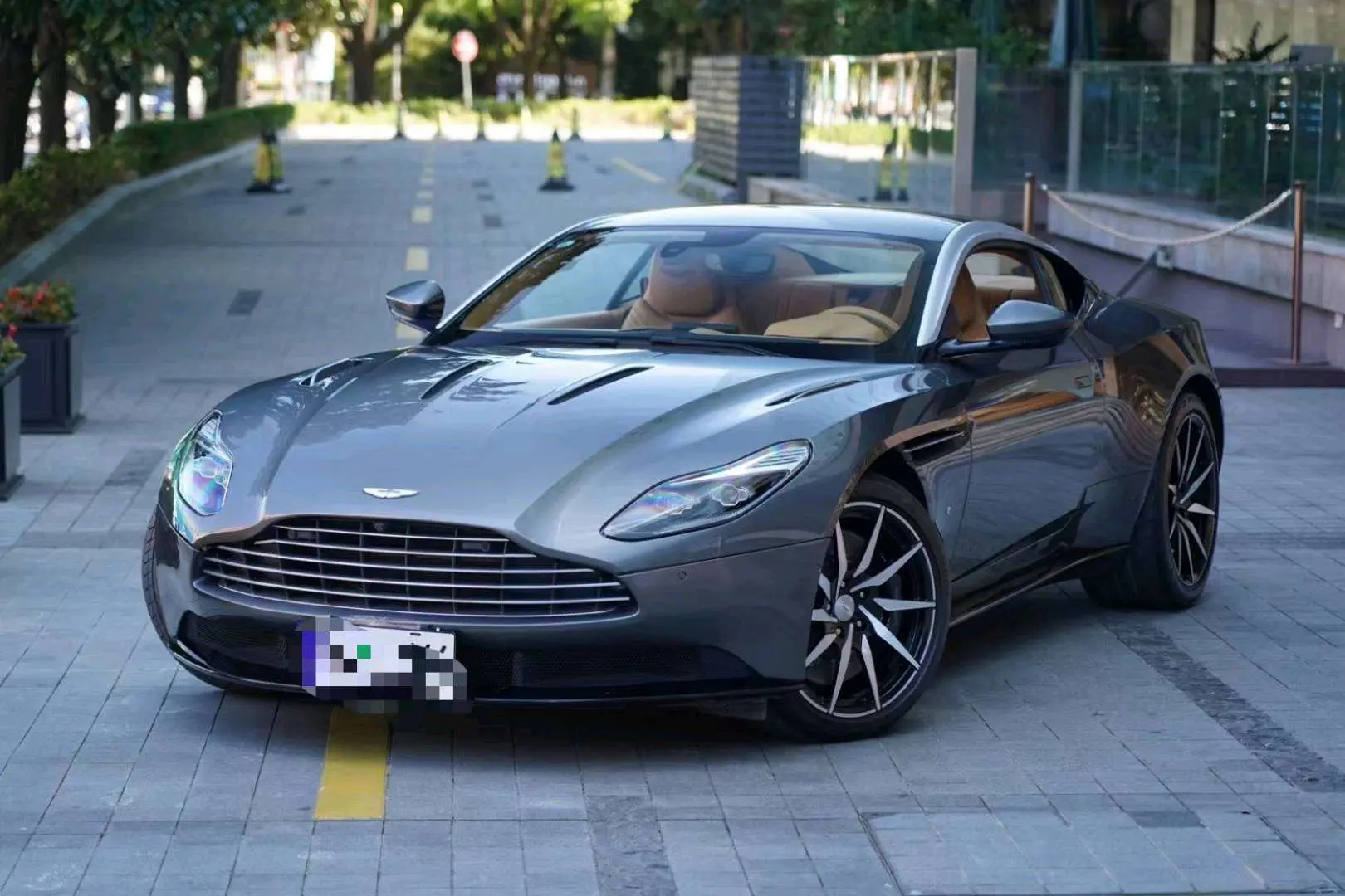 Aston Martin DB11  из Китая