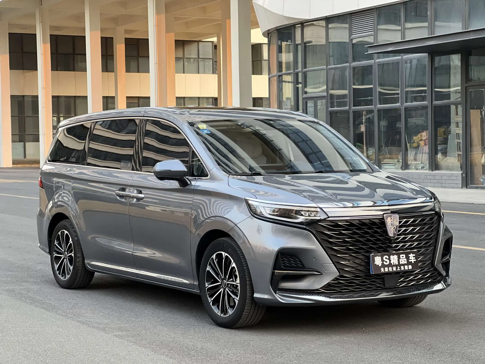 Roewe iMAX8  из Китая