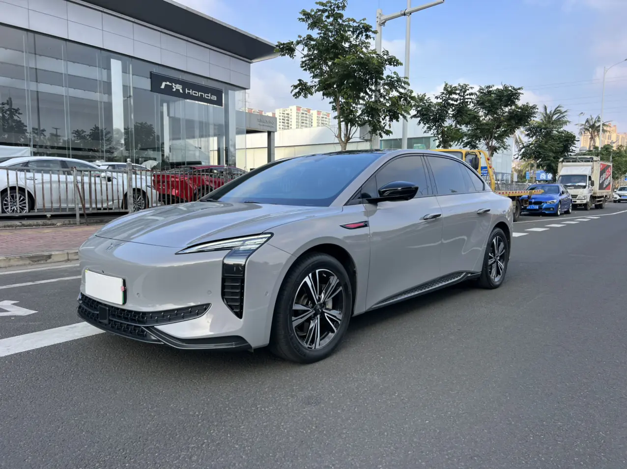 Hongqi EH7  из Китая