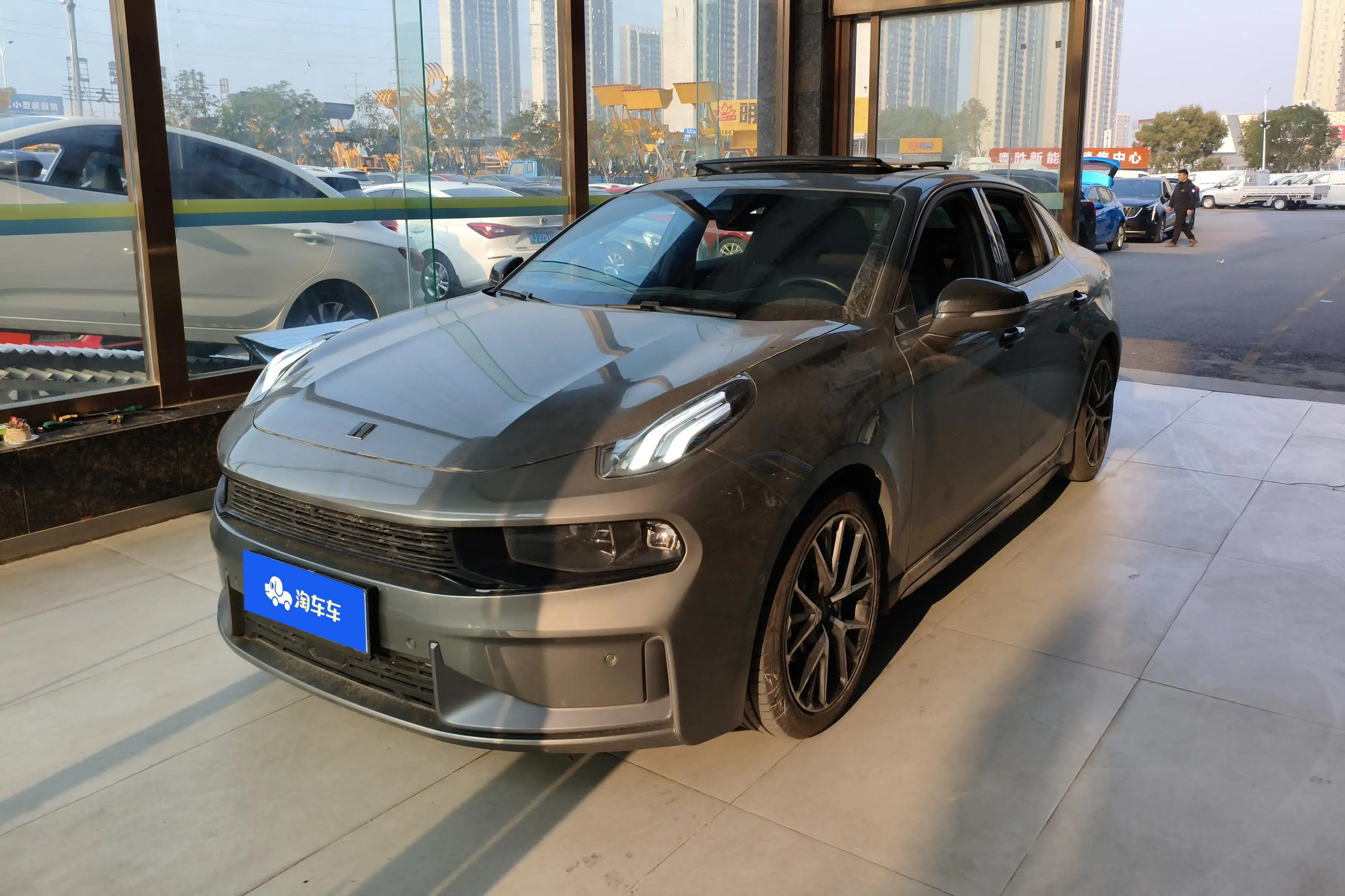 Lynk & Co 03