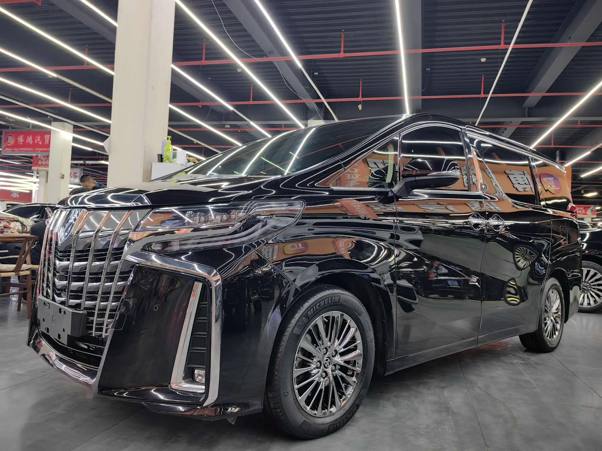 Toyota Crown Wellfire (Wilfa)  из Китая