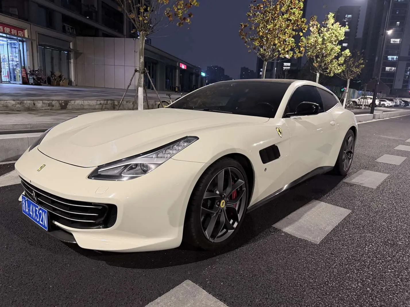 Ferrari GTC4Lusso  из Китая