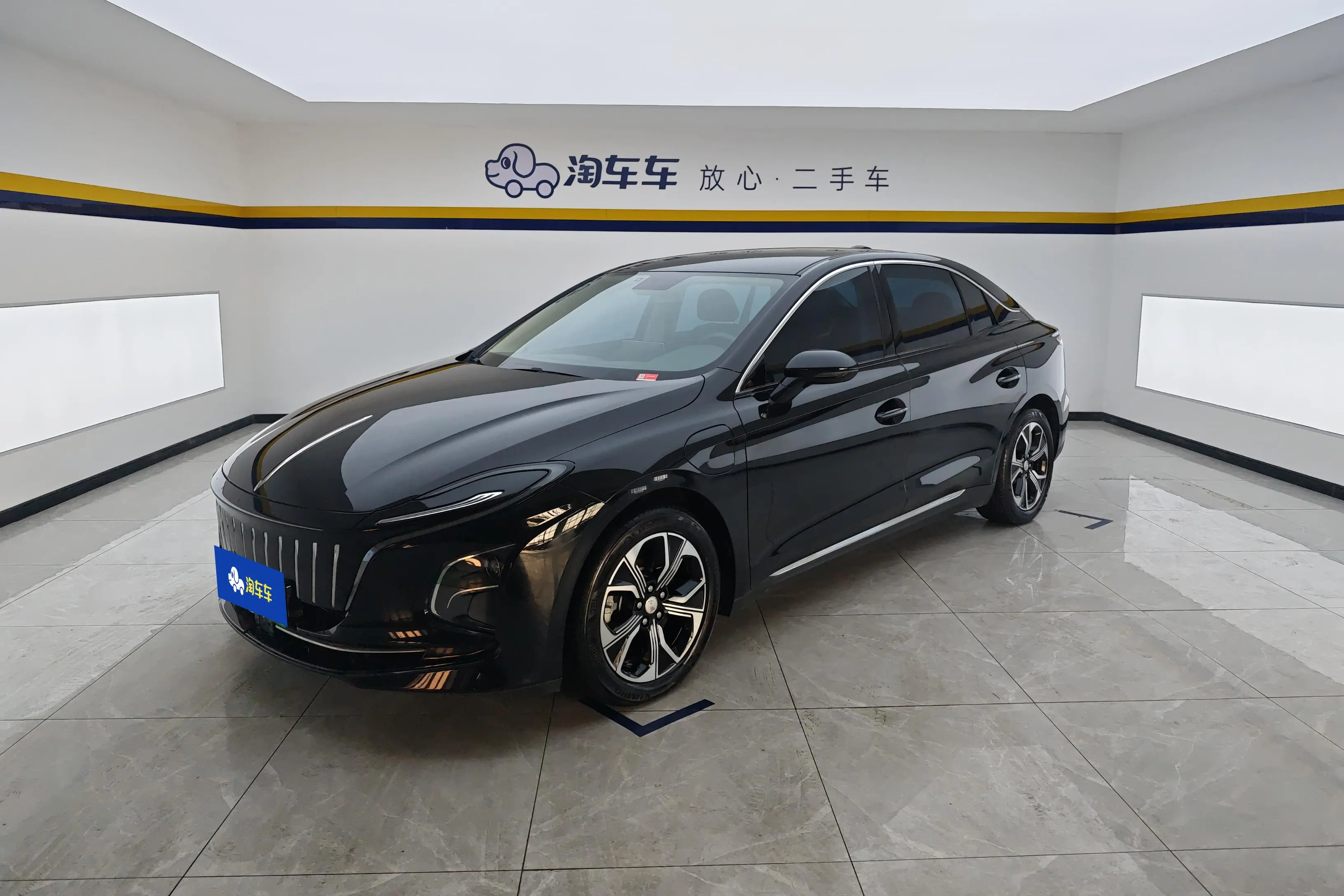 Hongqi E-QM5  из Китая