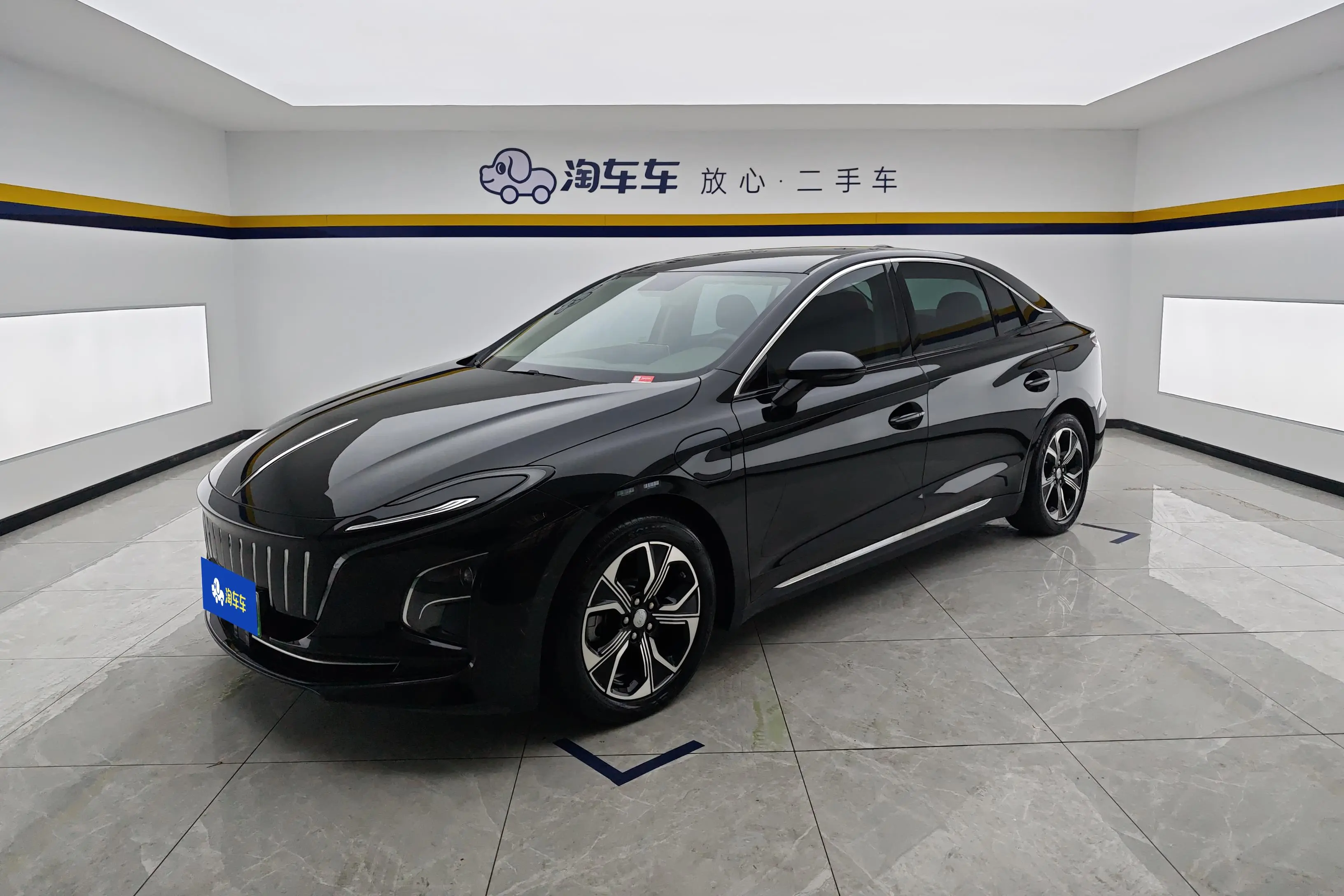 Hongqi E-QM5  из Китая