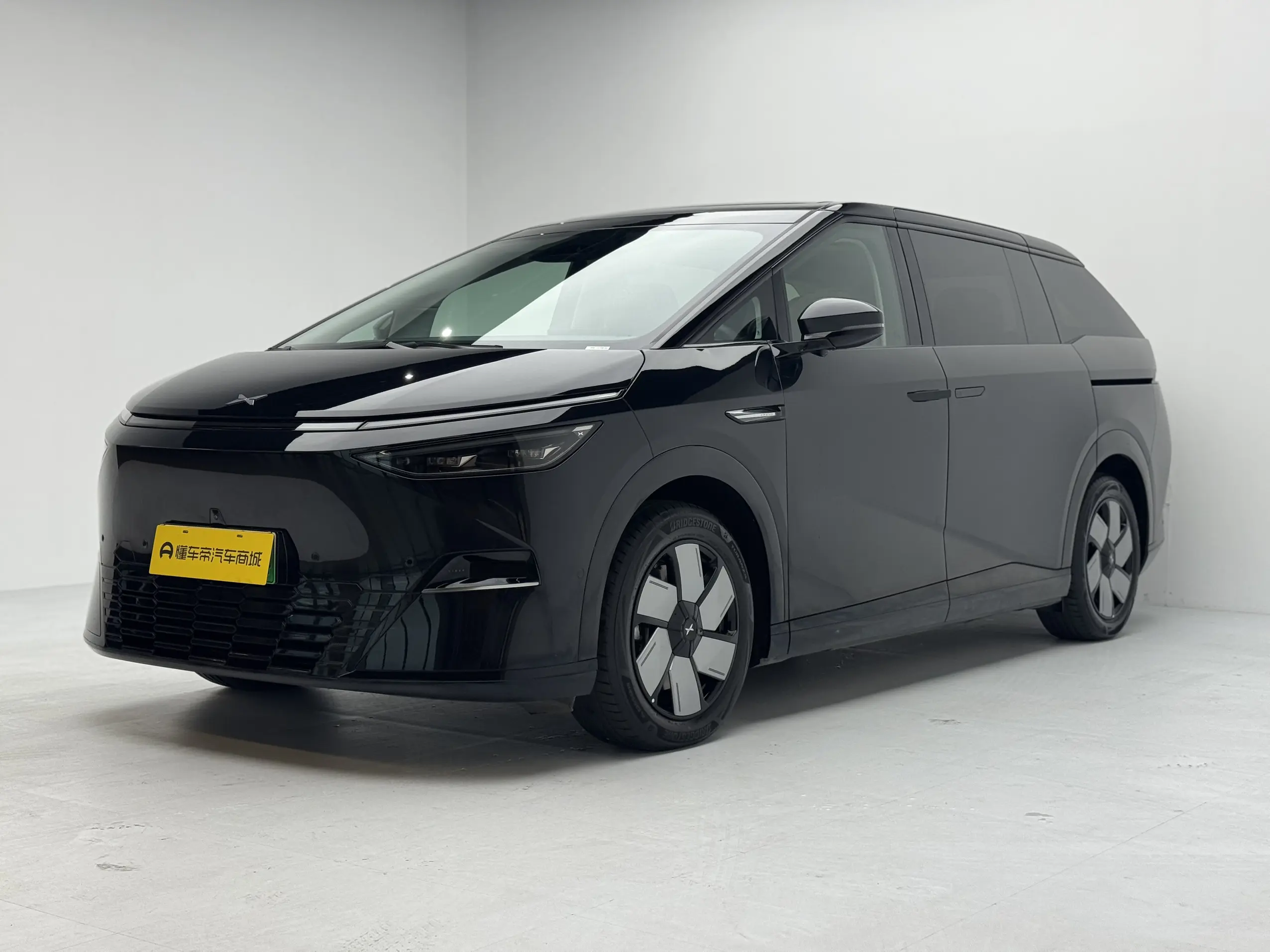 Xpeng X9  из Китая