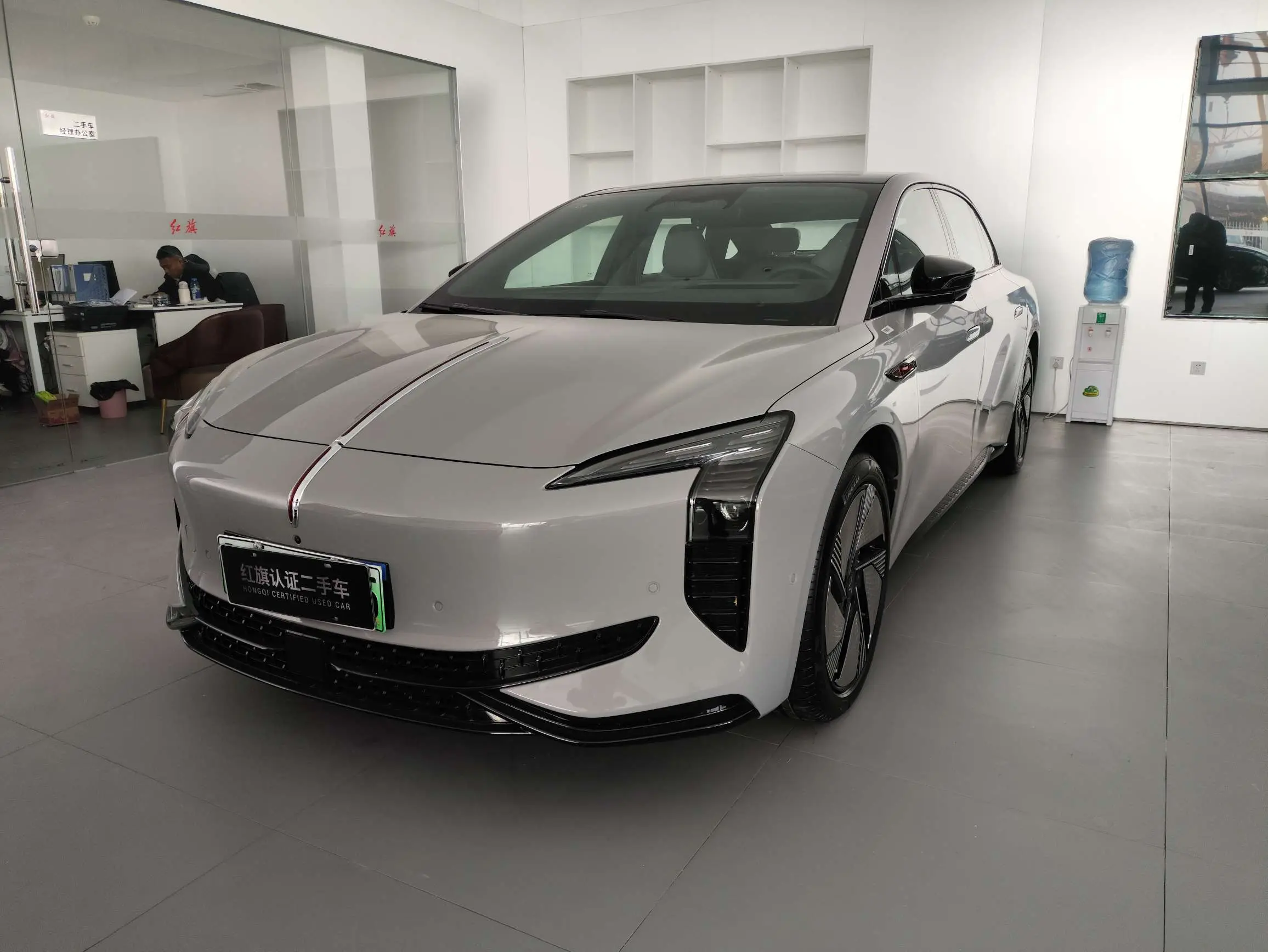 Hongqi EH7  из Китая