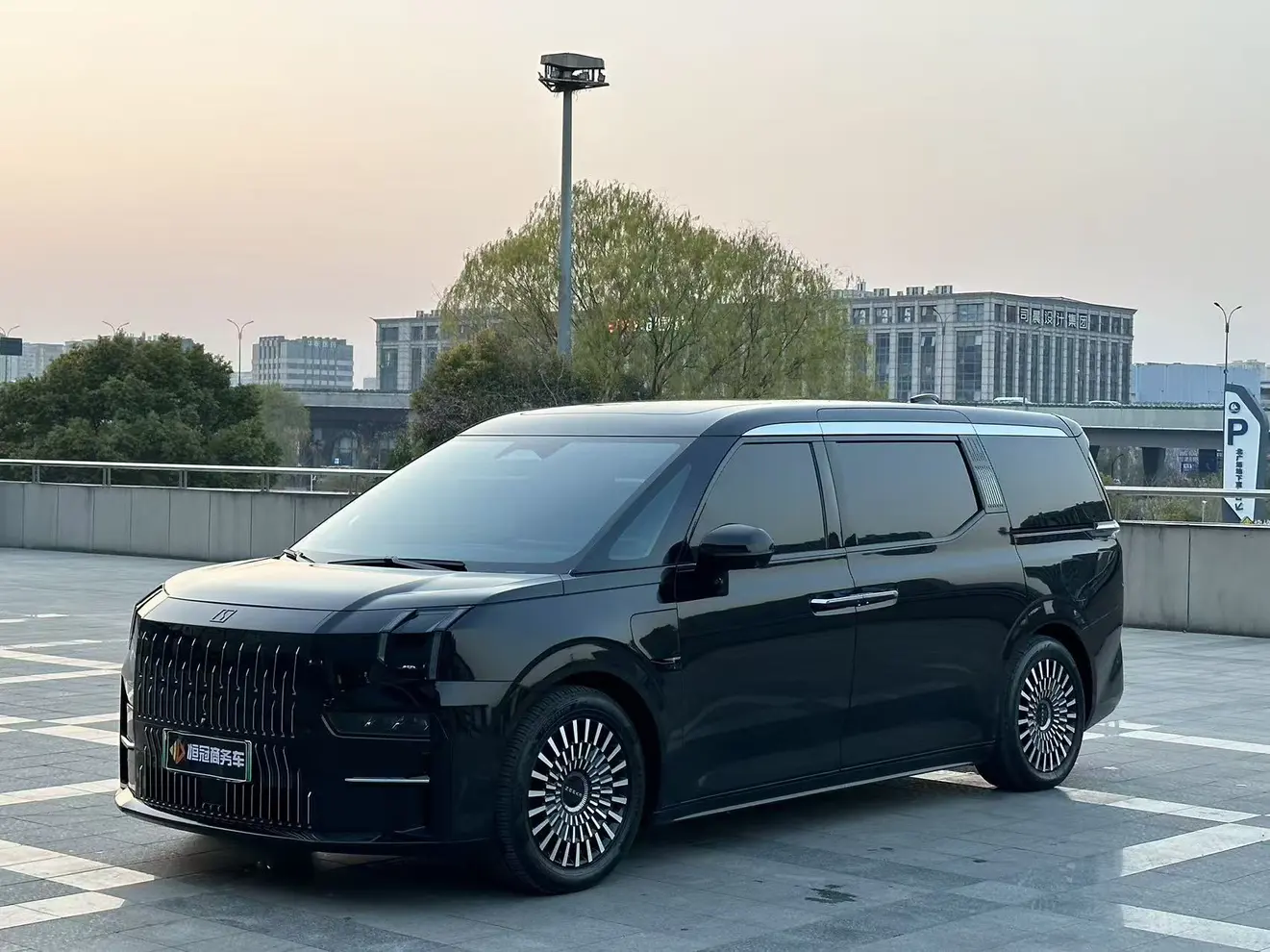 ZEEKR 009  из Китая